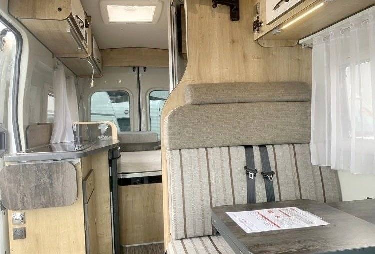 Área de jantar Ford Transit 2,2 l TDCi 130 ch. - Yescapa