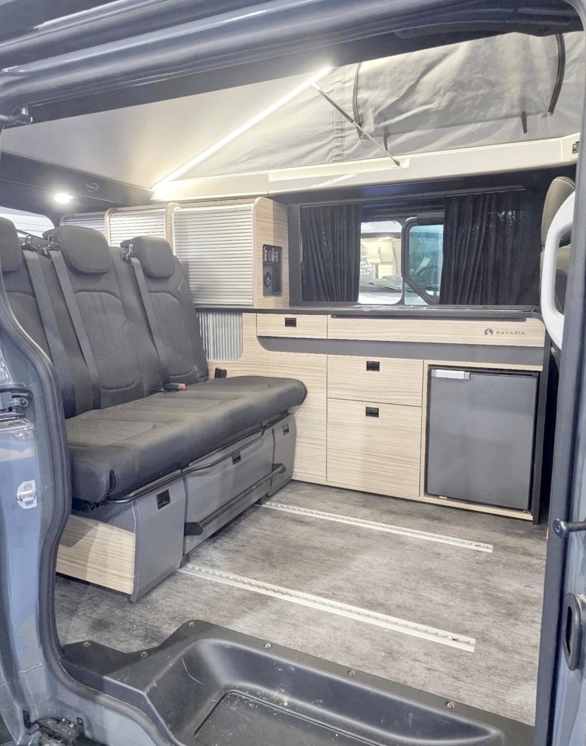 Dining Area Renault Trafic 150cv Boite auto - Yescapa