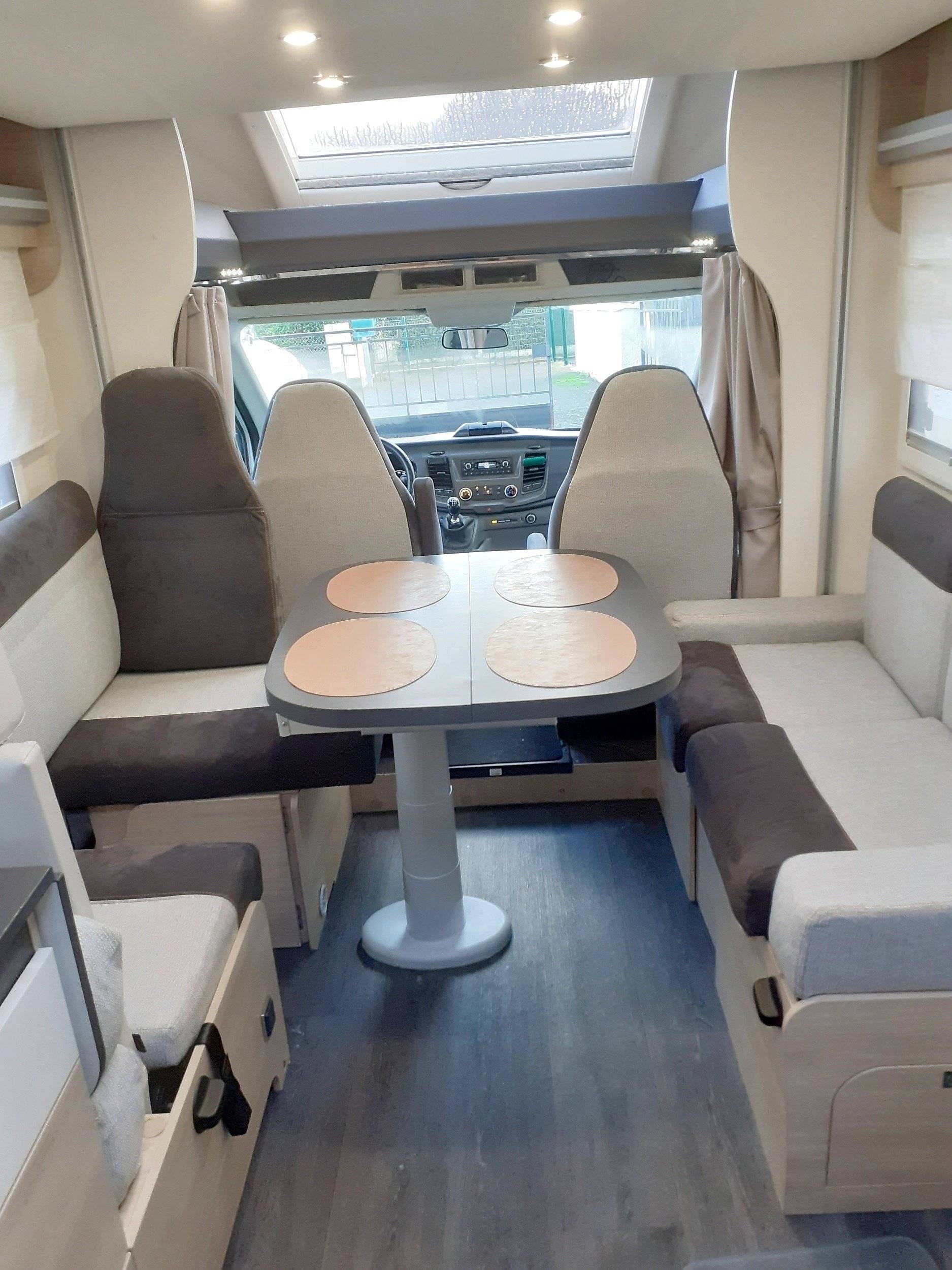 Coin repas Ford Transit 2,0 l 170 ch - Yescapa
