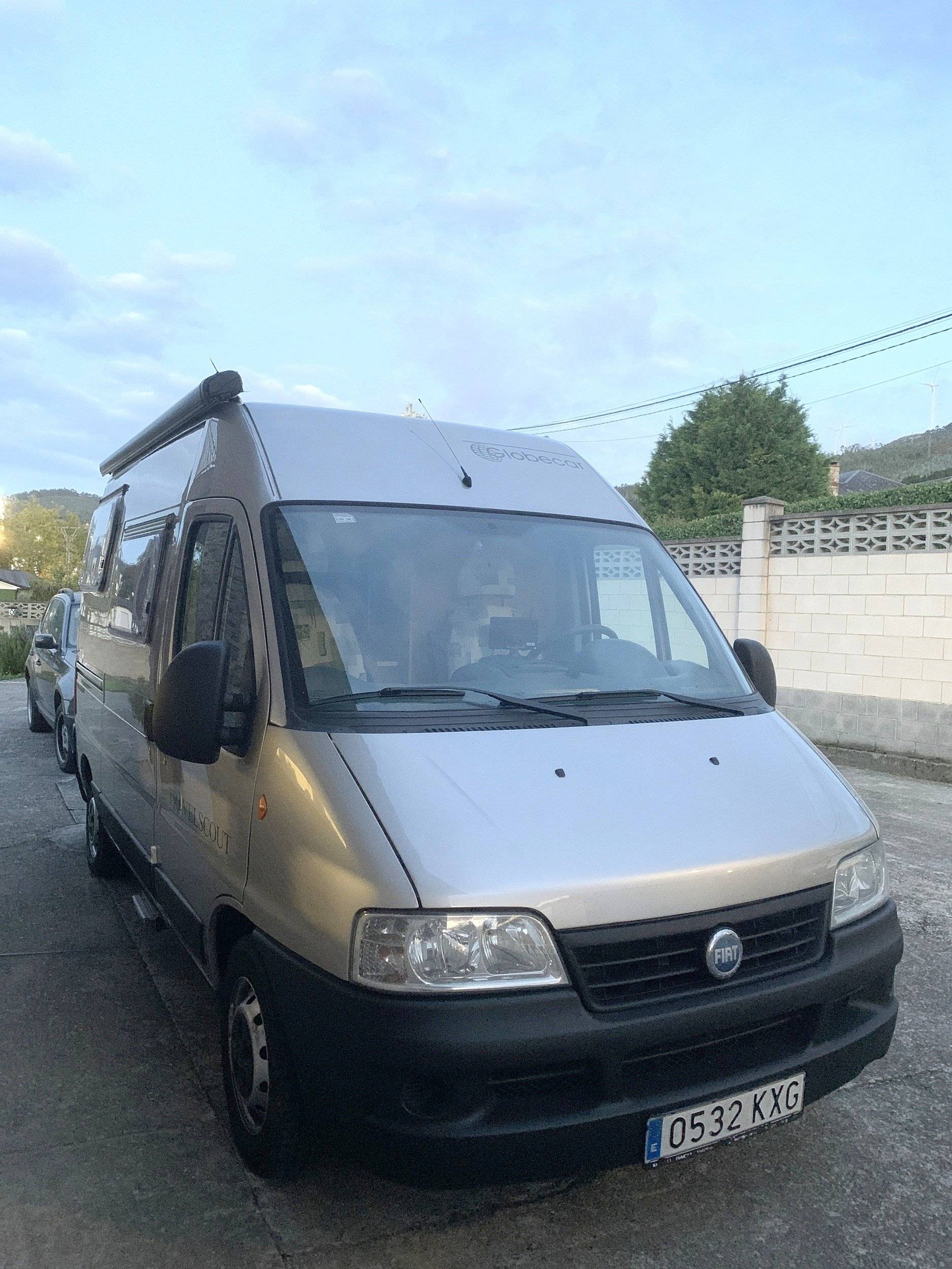 Vista del vehículo ángulo delantero Fiat 2.8 JTD 128 CV - Yescapa
