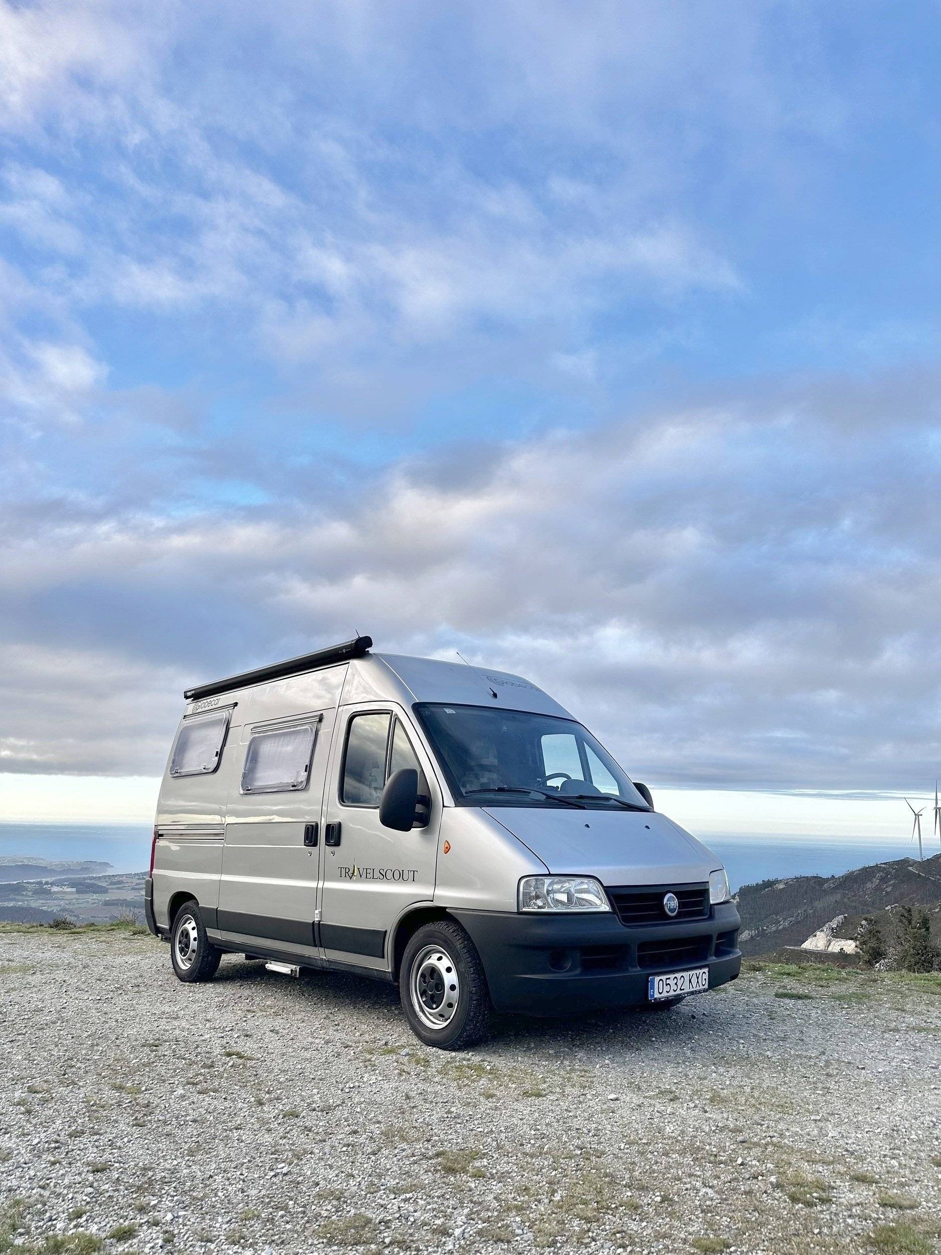 Voorkant 3/4 Fiat 2.8 JTD 128 CV - Yescapa