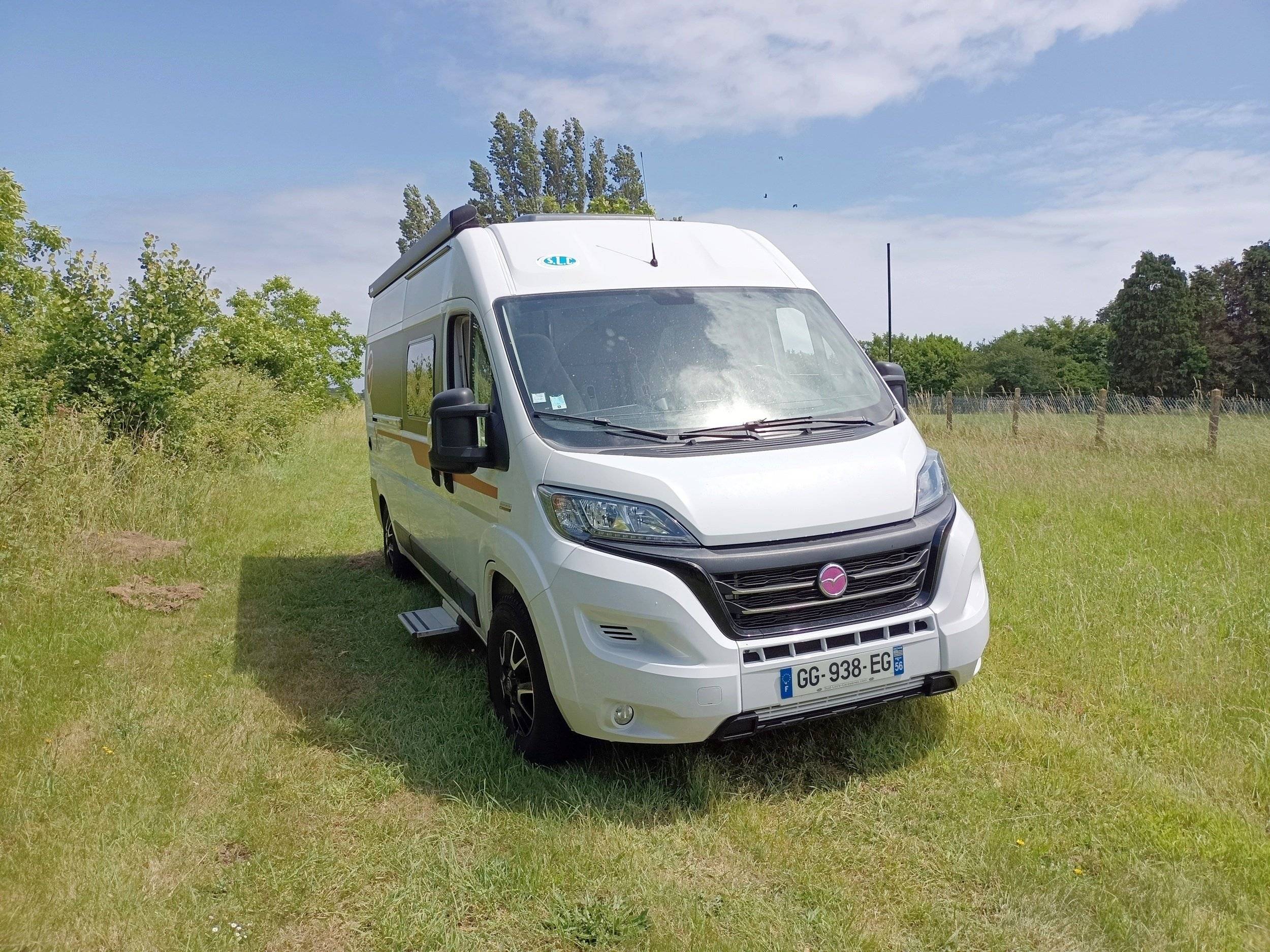 schräge Vorderansicht Fiat 2,3 l 140 ch. - Yescapa