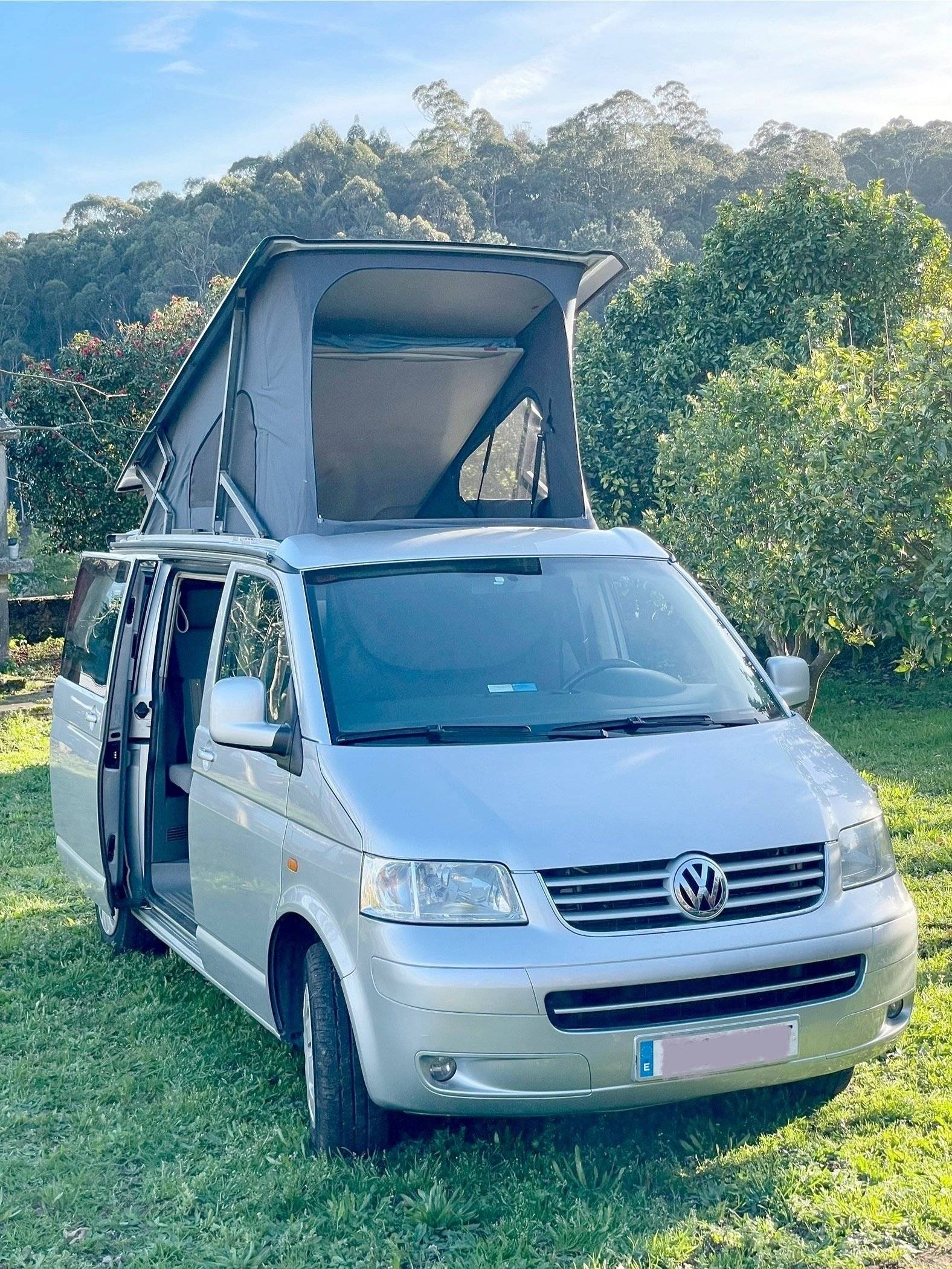 Front view from 3/4 Volkswagen Volkswagen T5 California 130ch - Yescapa