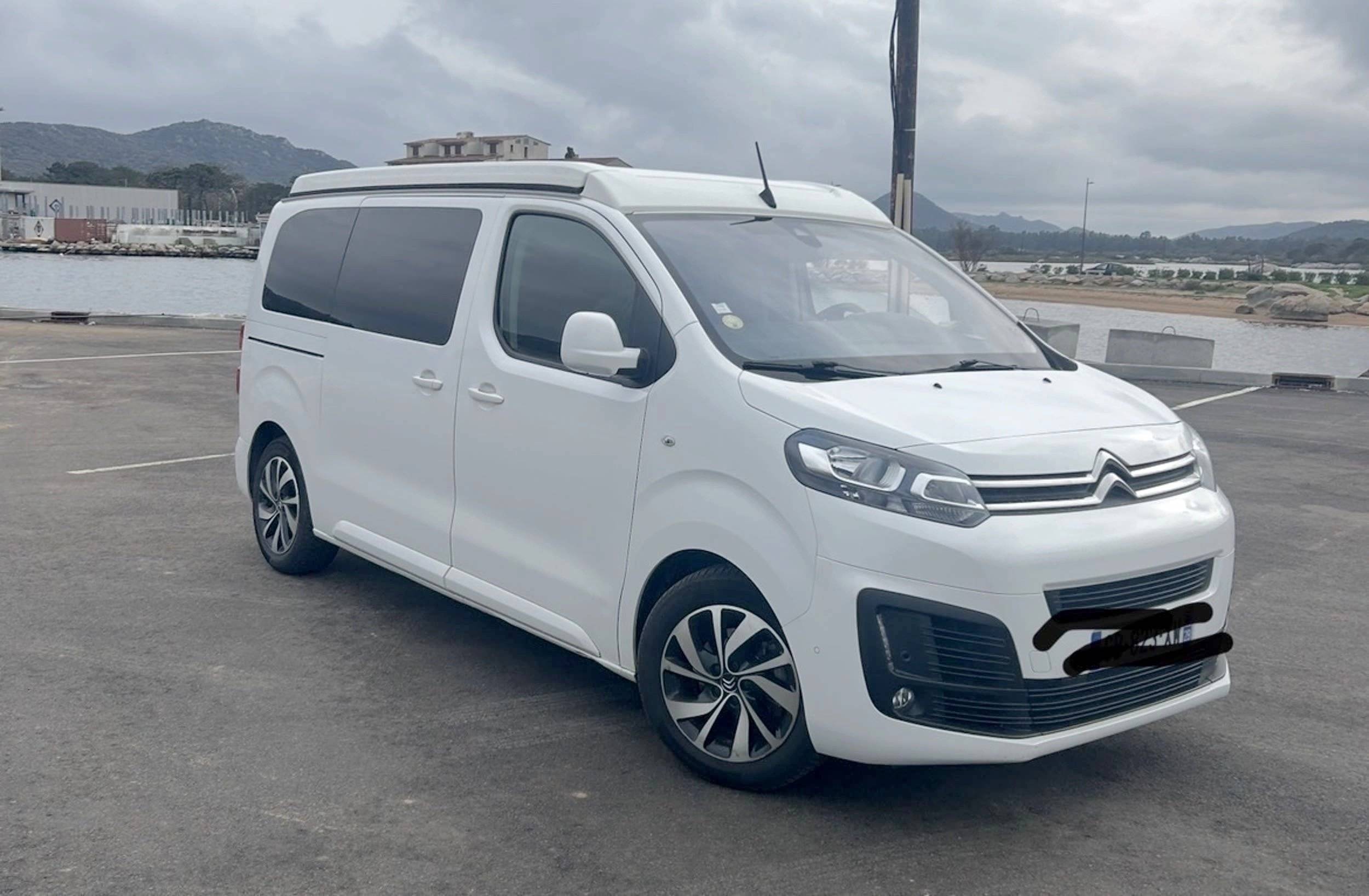 Vista del vehicle angle davanter Citroën Campster - Yescapa