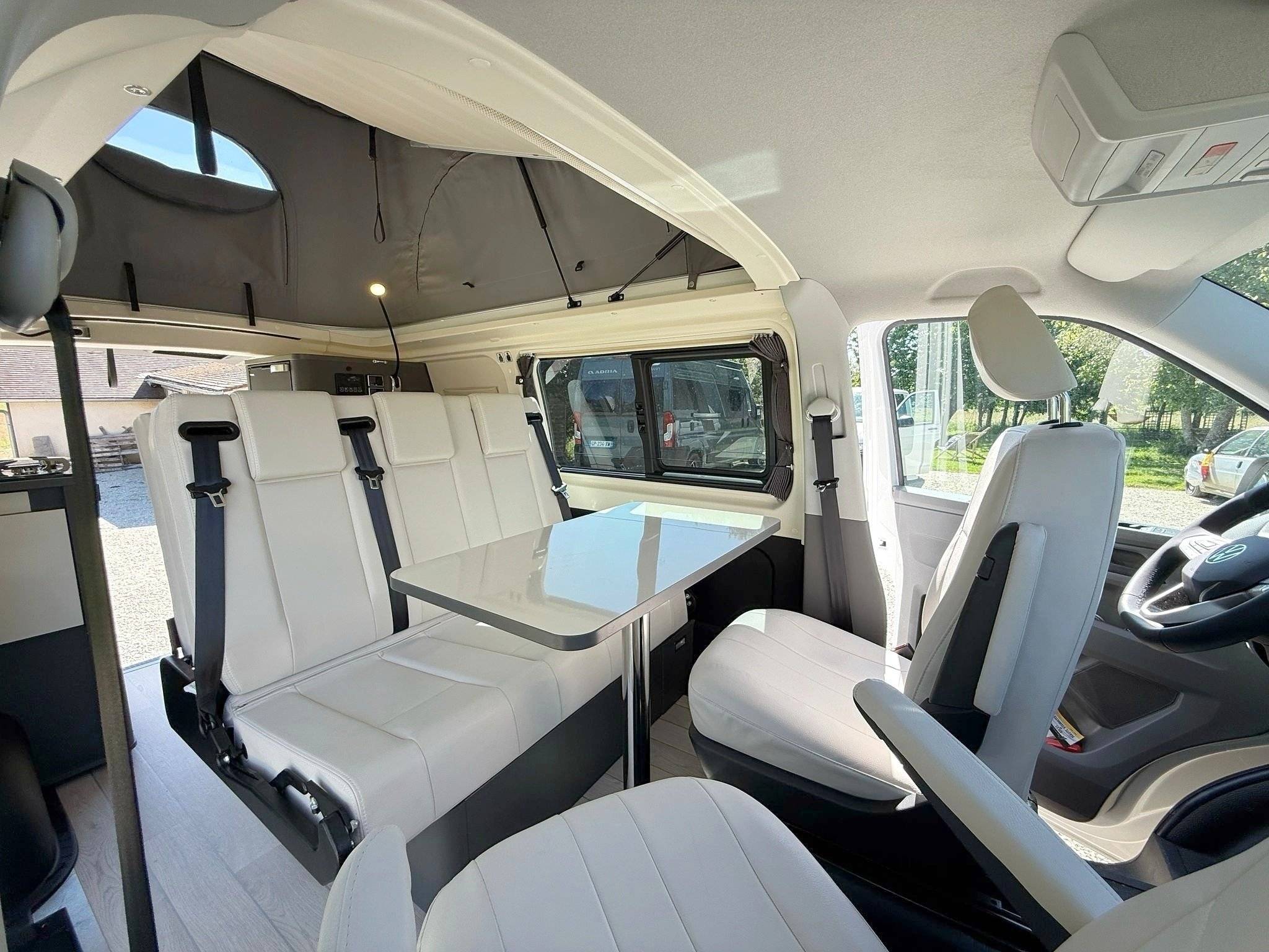 Dining Area Volkswagen Volkswagen Transporter T6 - Yescapa