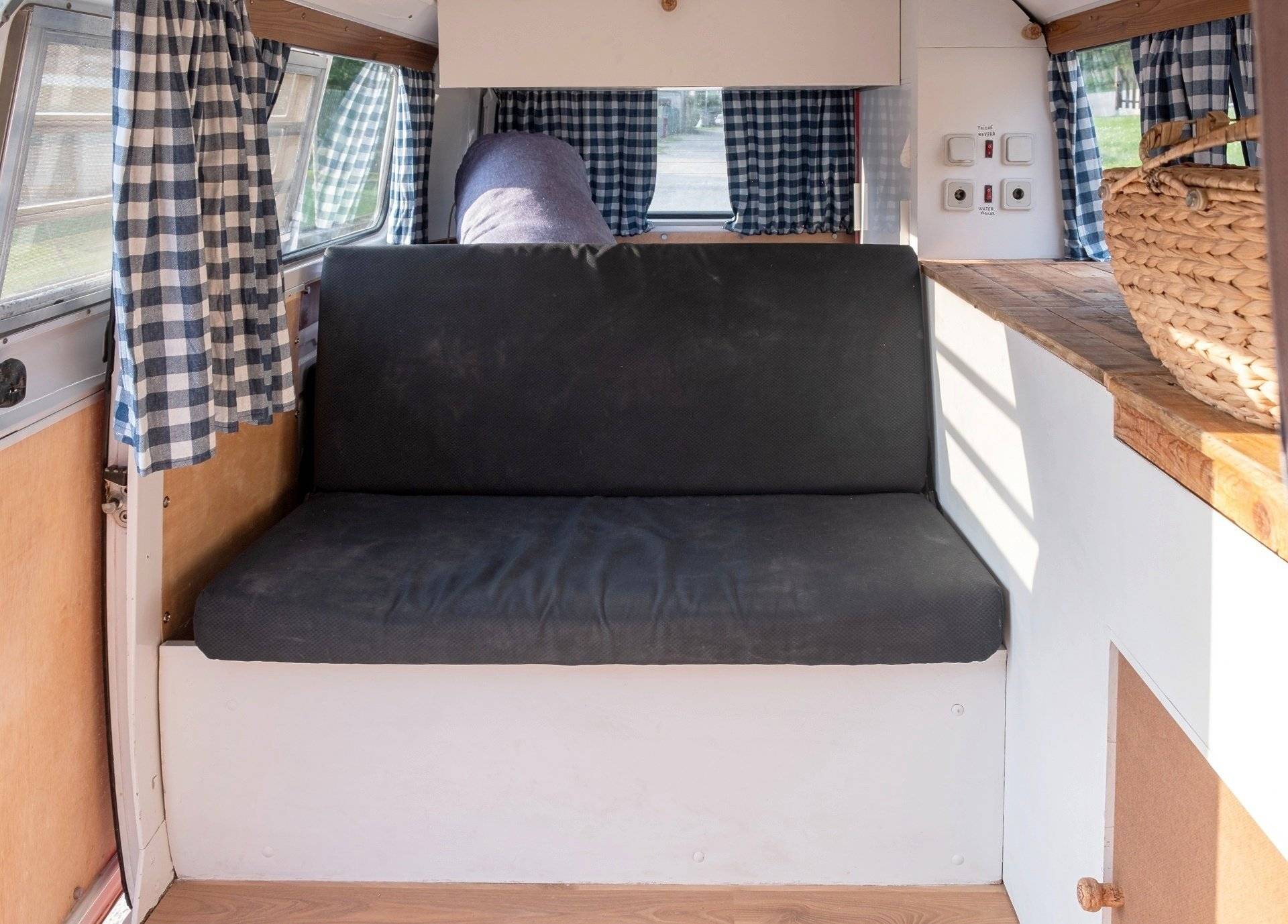 Dining Area Volkswagen T2 Combi - Yescapa