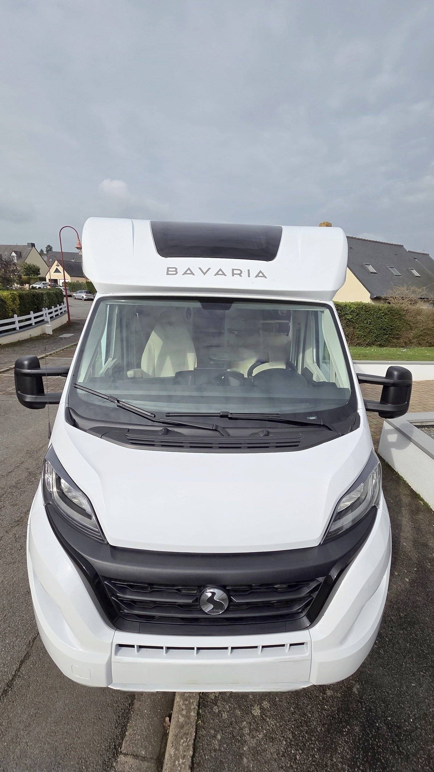Vue avant de 3/4 Fiat 2.2 140CV - Yescapa