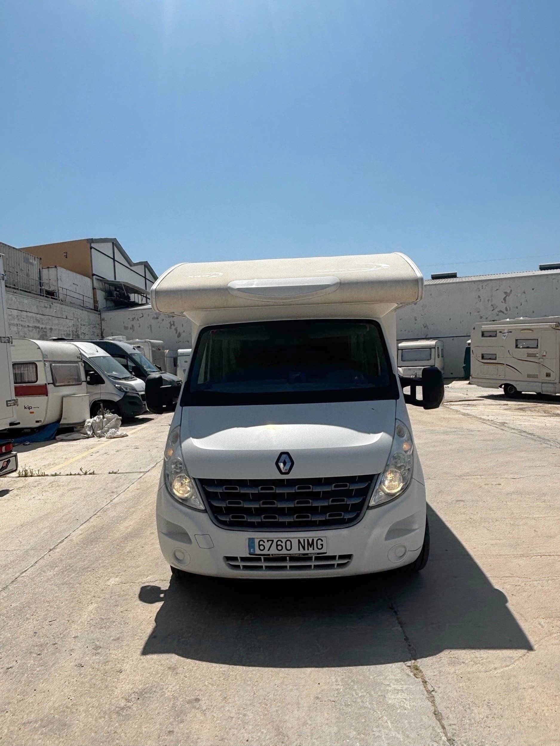 Front view from 3/4 Renault XGO 69P DINAMIC - Yescapa