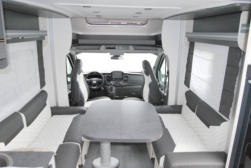 Área de jantar Ford Transit Custom - Yescapa