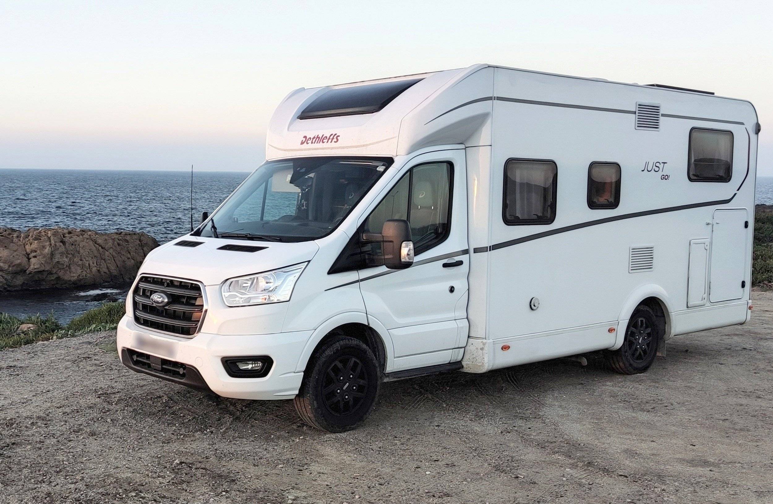Vue avant de 3/4 Ford Ford Transit Custom - Yescapa