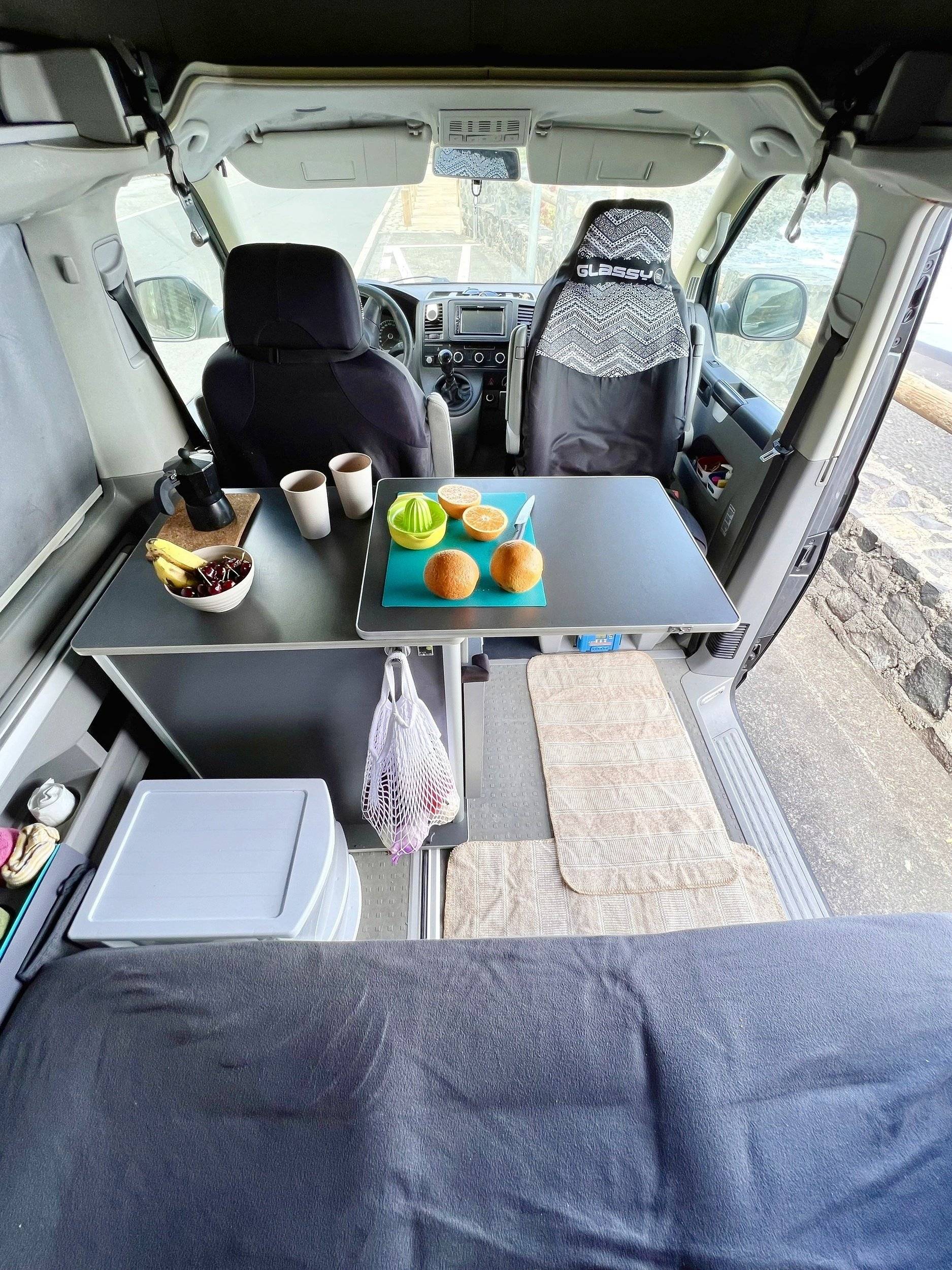 Área de jantar Volkswagen California Beach T5 - Yescapa
