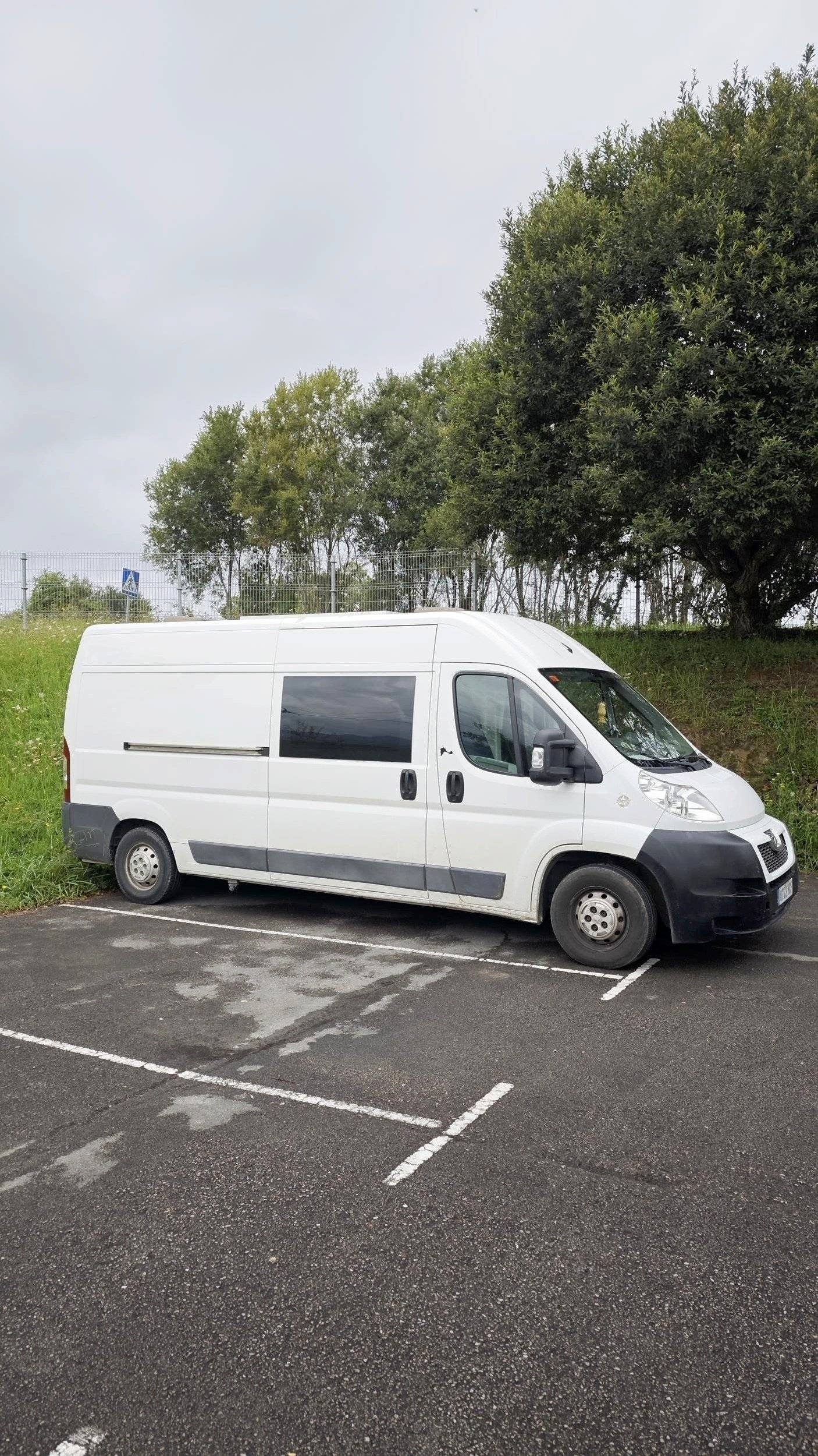 Vue avant de 3/4 Peugeot Boxer 2,2l 120 ch - Yescapa