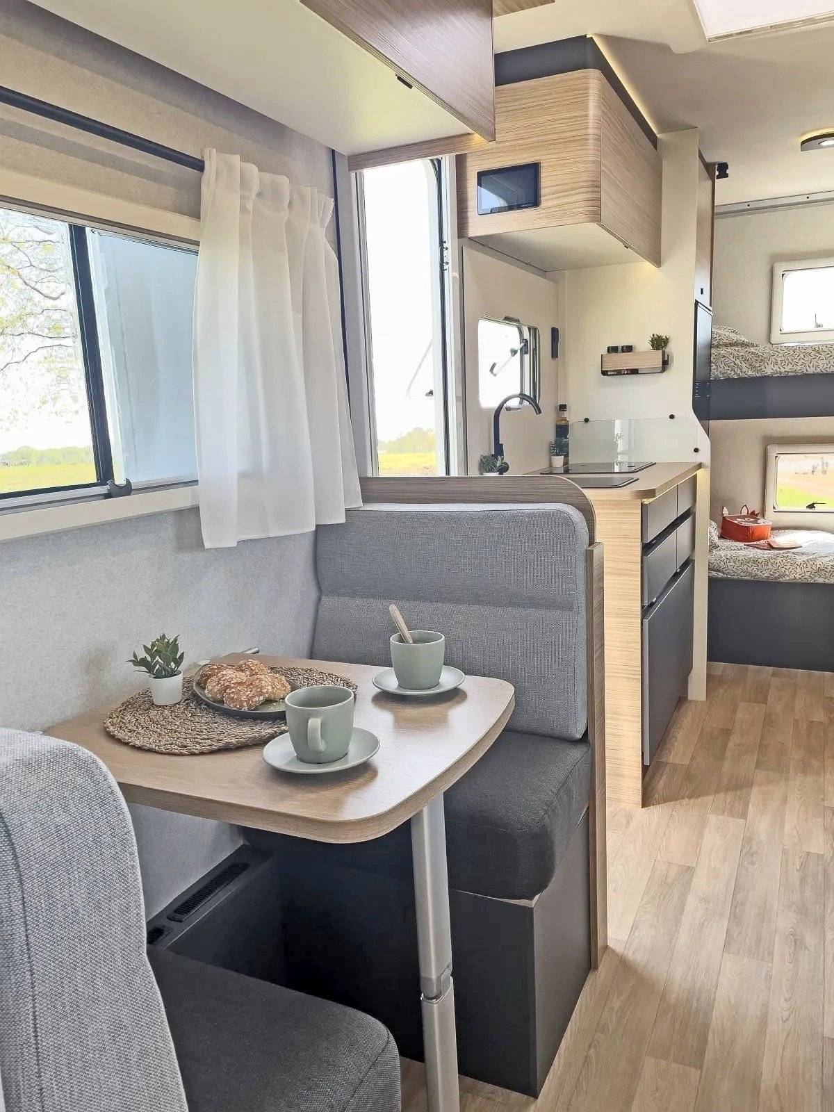 Dining Area Fiat P690S Expression (Automatic) - Yescapa