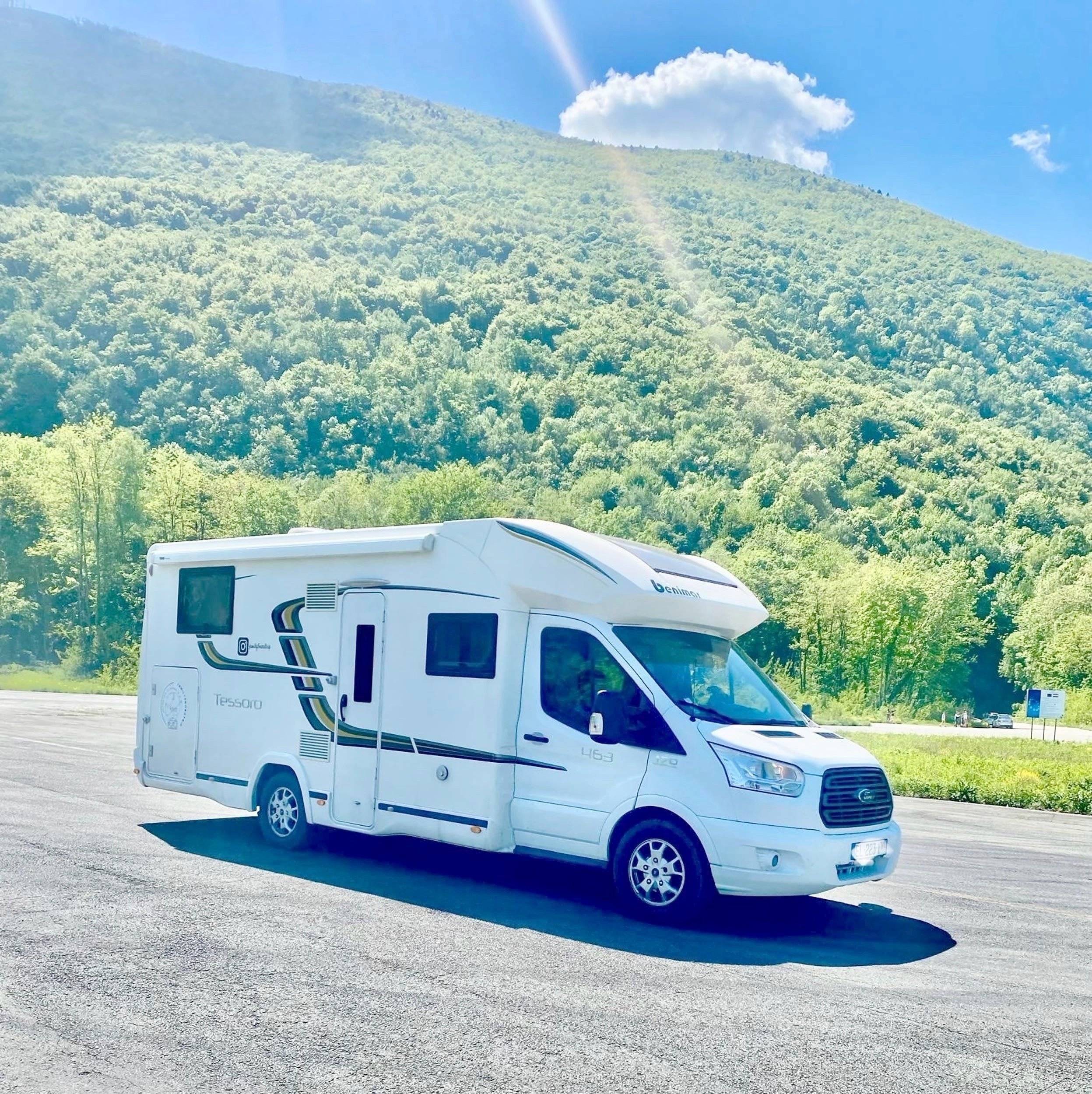 Vista de 3/4 Ford Transit 2,0 l 170 ch - Yescapa