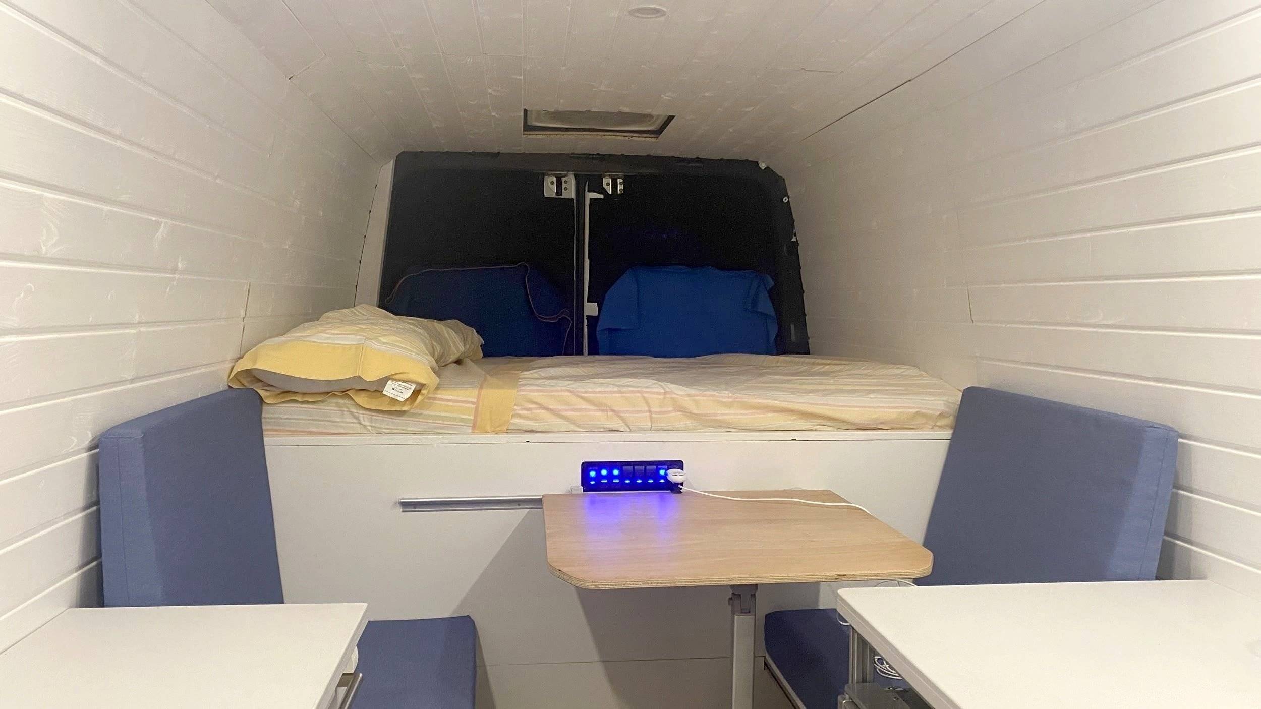 Dining Area Mercedes Sprinter 2,2 143ch - Yescapa
