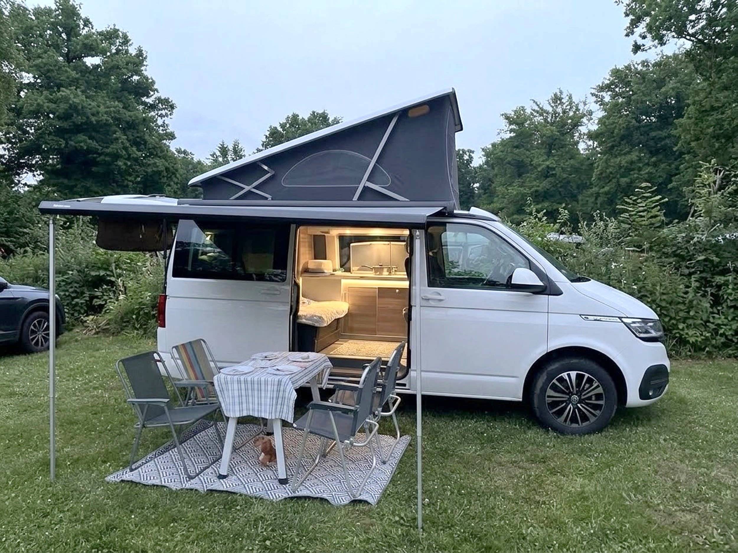 Vue avant de 3/4 Volkswagen Volkswagen T6.1 California OCEAN - Yescapa
