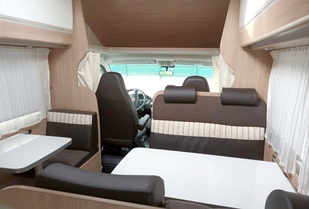 Área de jantar Fiat Ducato 2,3 l Multijet 130 ch. - Yescapa
