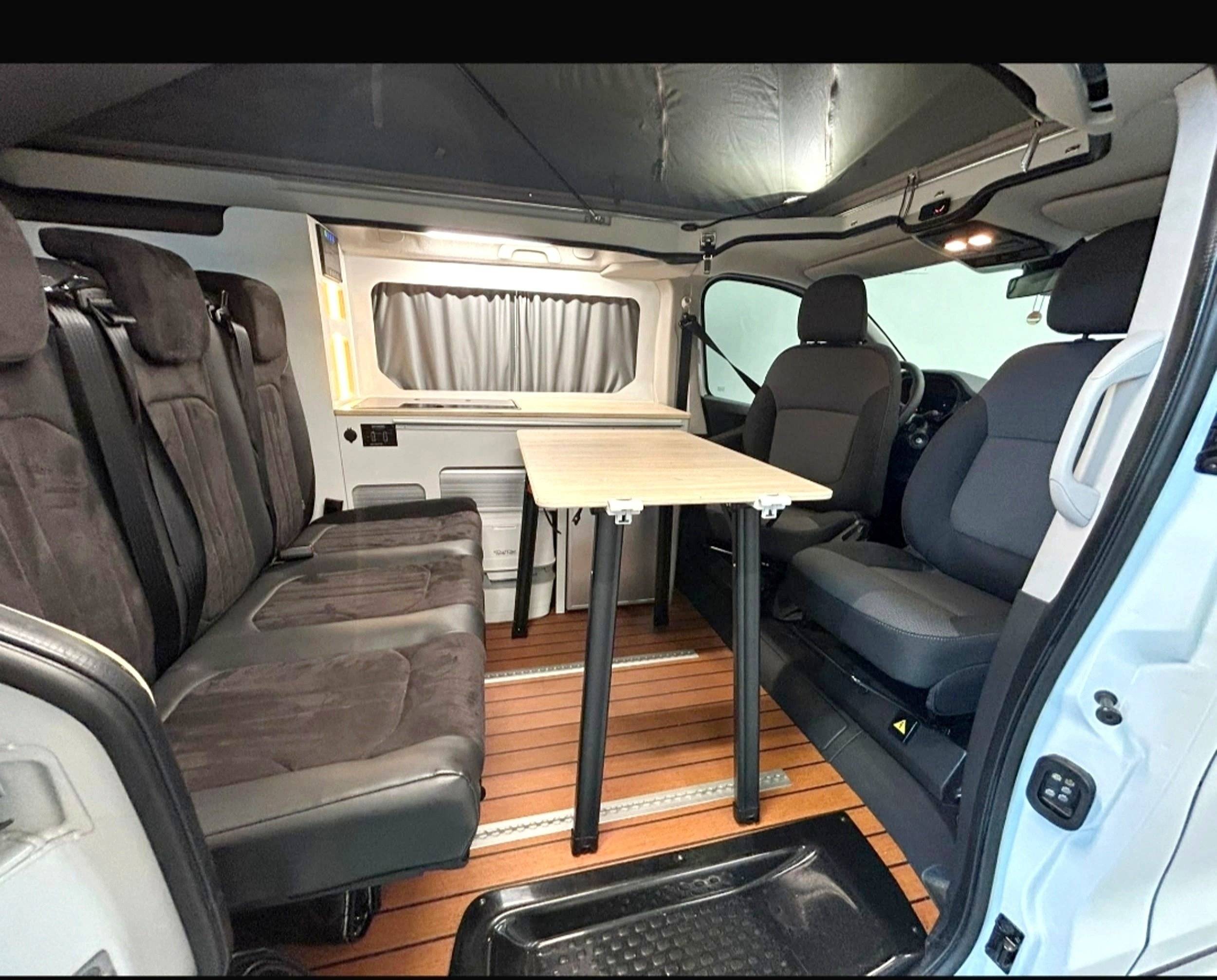 Área de jantar Nissan Nissan Primastar - Yescapa