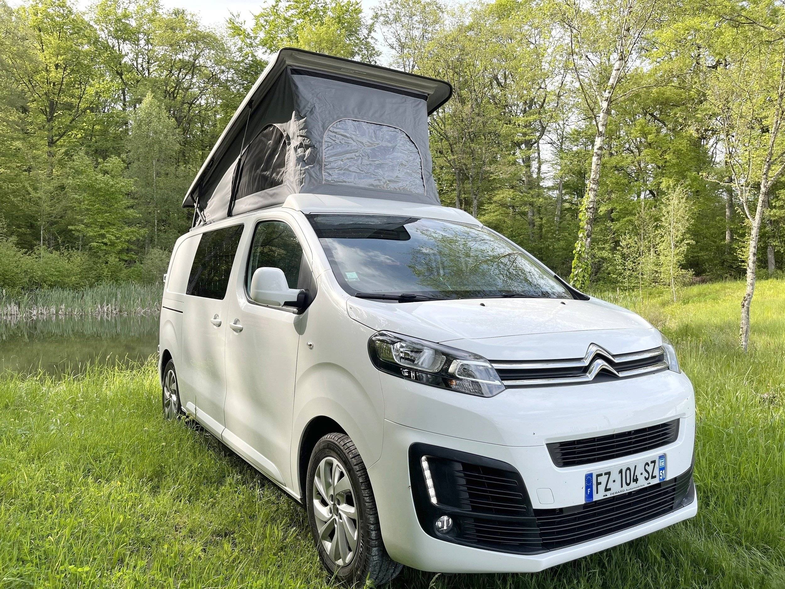Vista de 3/4 Citroën Jumpy 2,2 l 120 ch - Yescapa