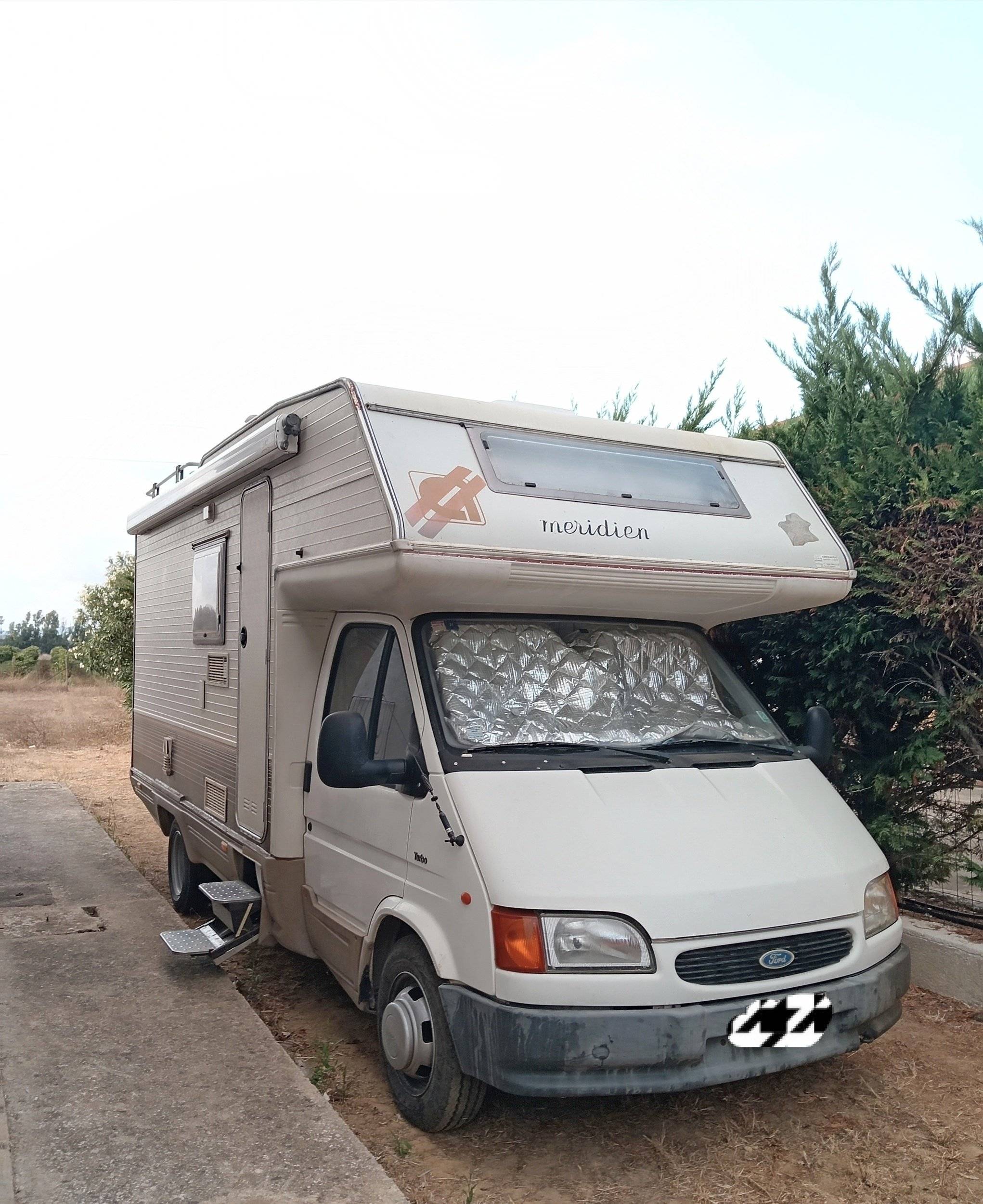 Vue avant de 3/4 Ford Transit 2,5 td - Yescapa