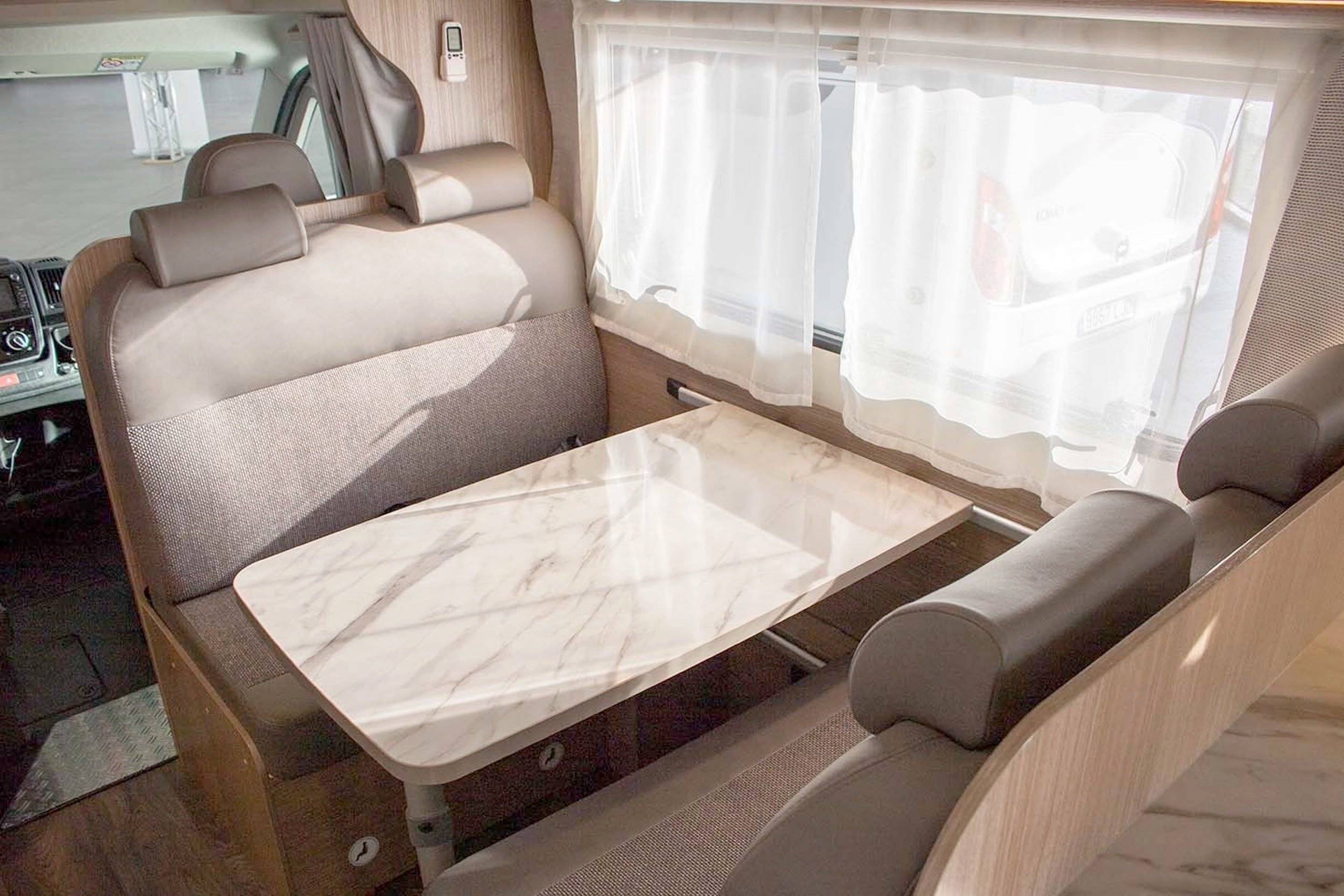 Dining Area Fiat Ducato 2,3 l 150 ch - Yescapa