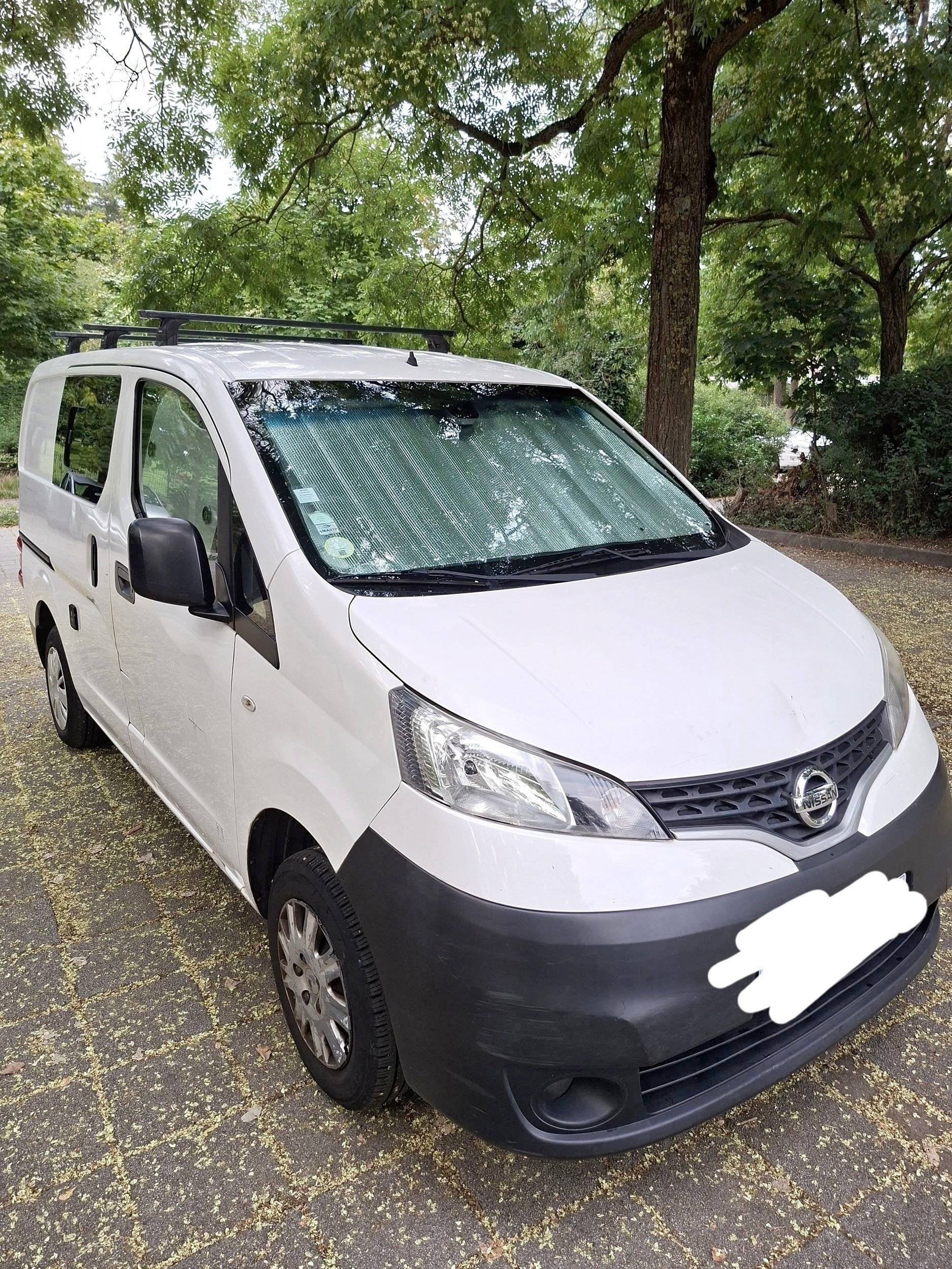 Front view from 3/4 Nissan NV200 - Yescapa