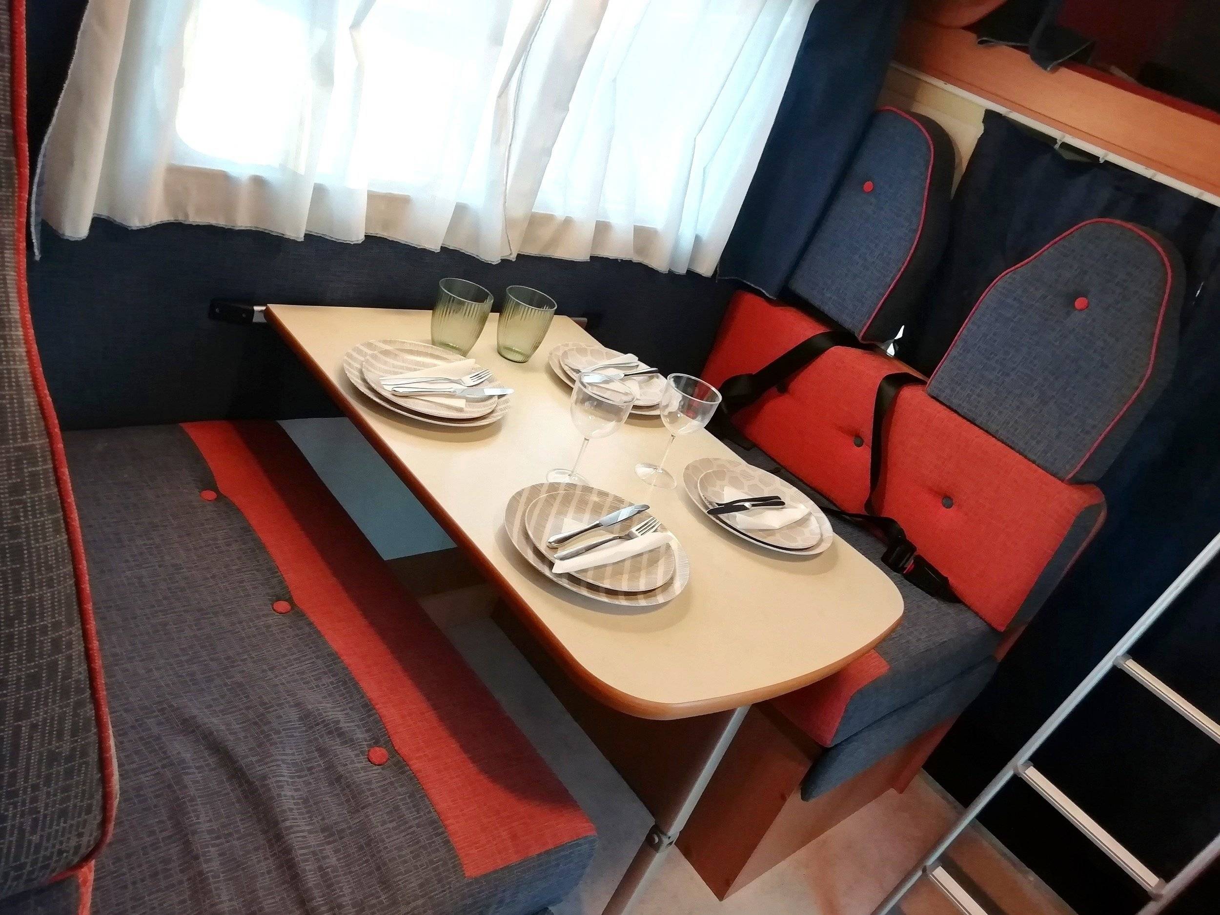 Coin repas Ford Transit 2,0 l 115 ch - Yescapa