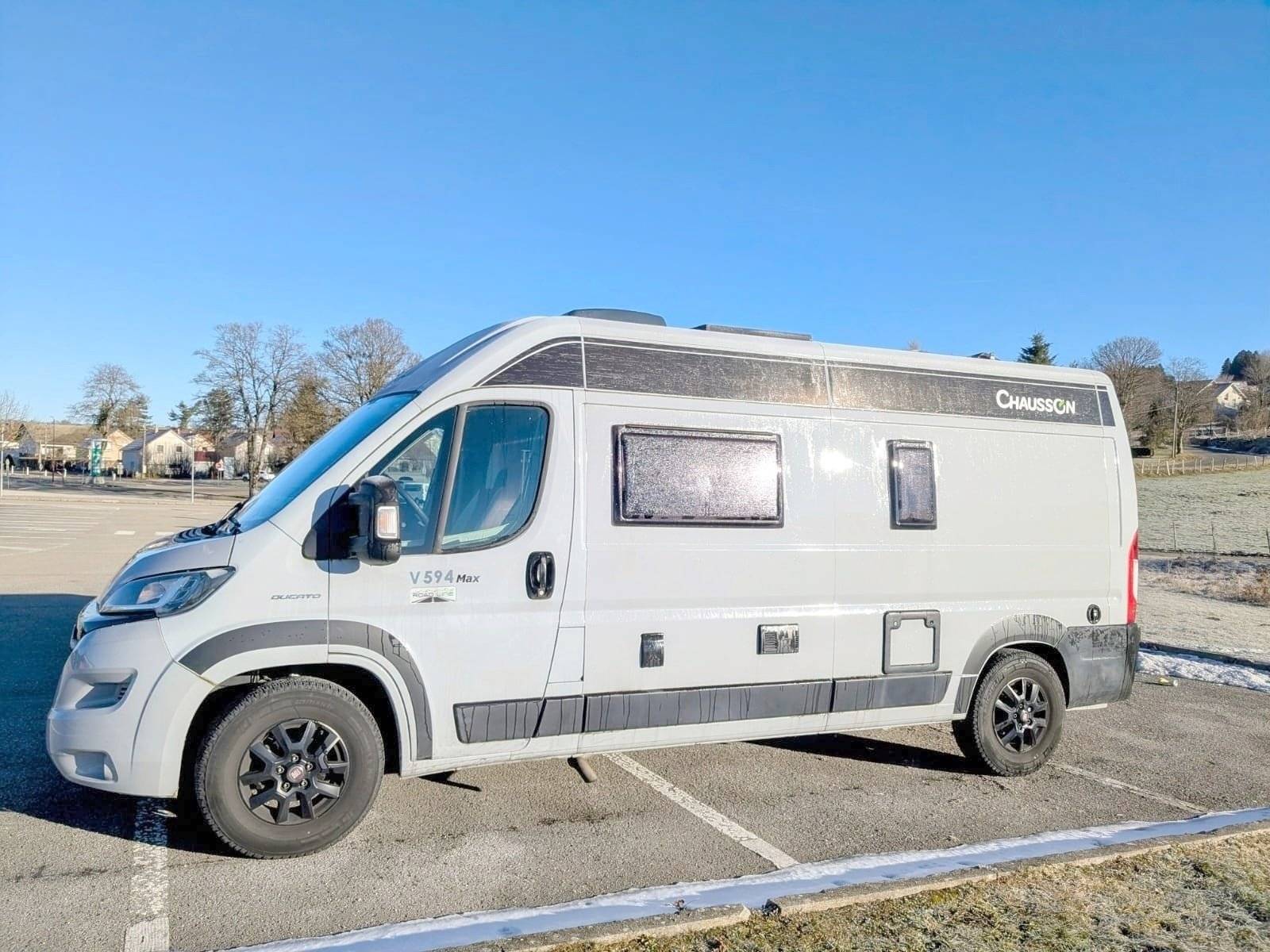 Front view from 3/4 Fiat 2,3 l 130 ch - Yescapa