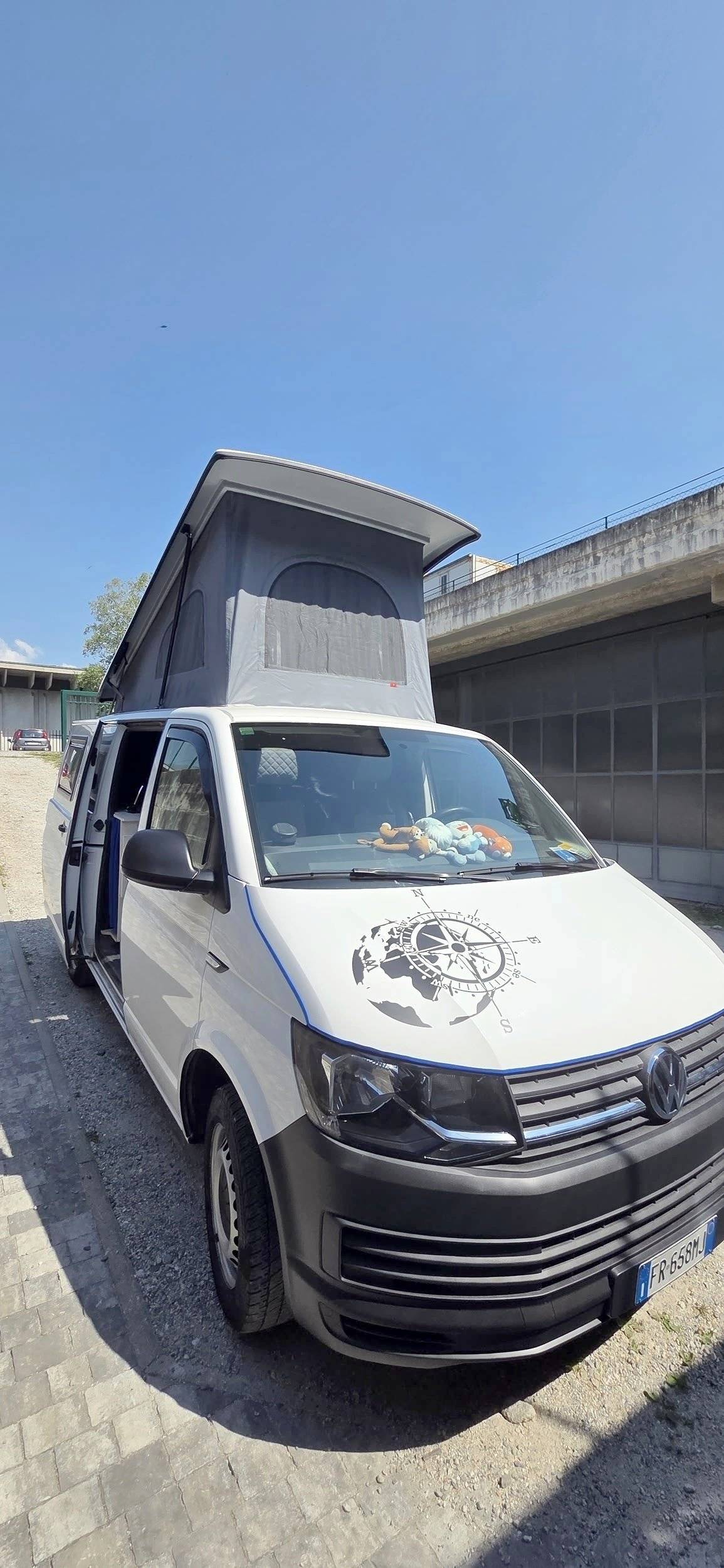 Vista frontale a ¾ Volkswagen T6 2 l 102 ch - Yescapa