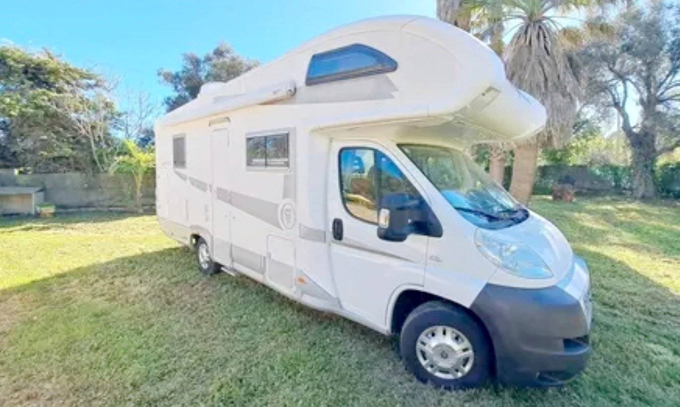 schräge Vorderansicht Fiat elnagh - Yescapa