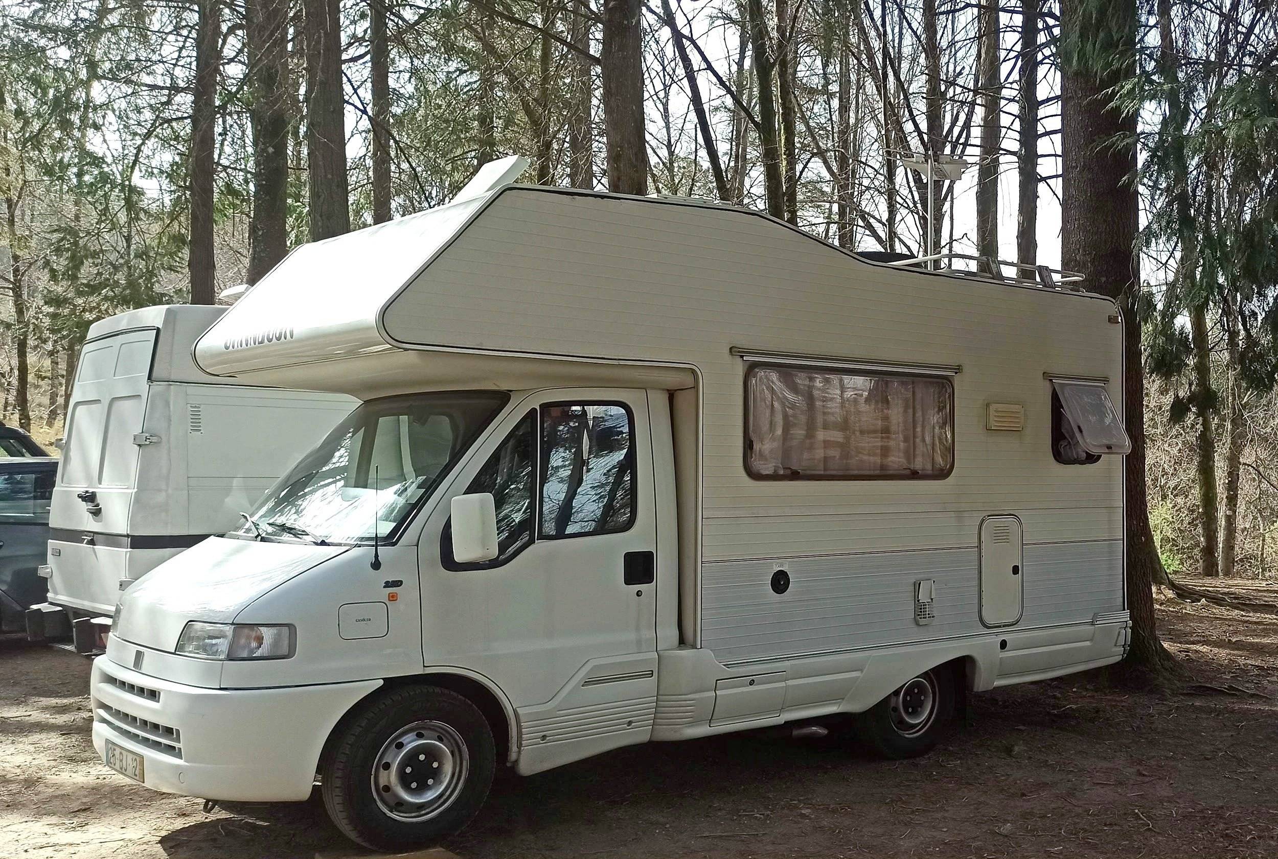 Front view from 3/4 Fiat Ducato 2,5 D - Yescapa