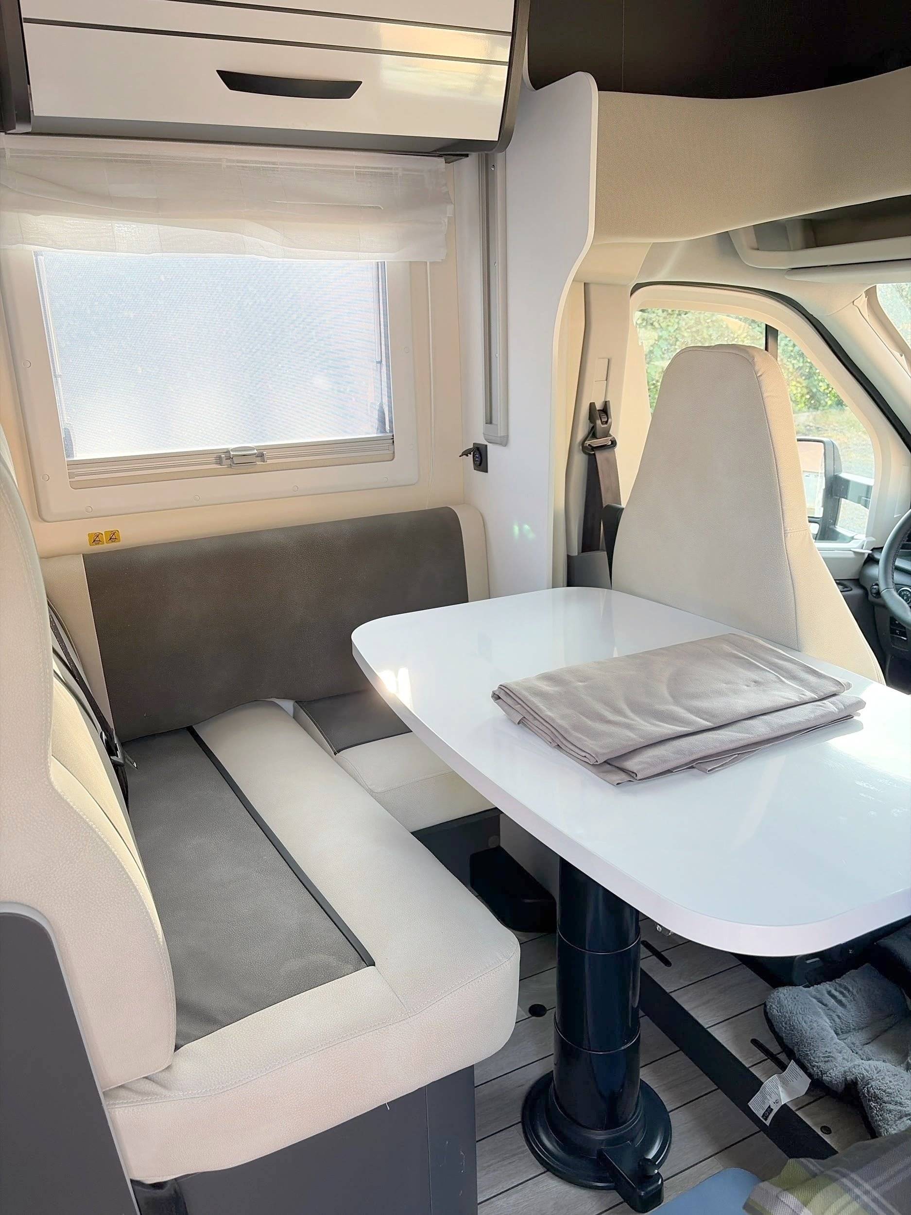 Comedor Ford Custom 170 ch - Yescapa