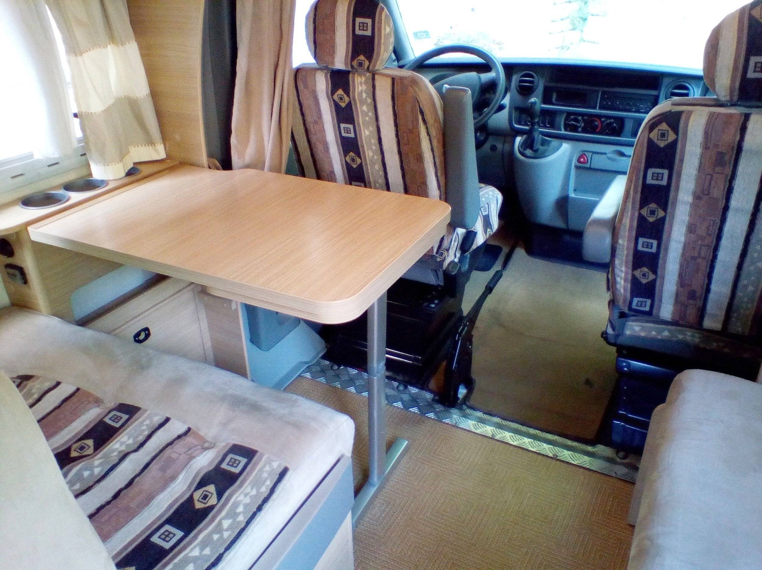 Dinette Renault Master 3,0 l. dCi 140 ch. - Yescapa