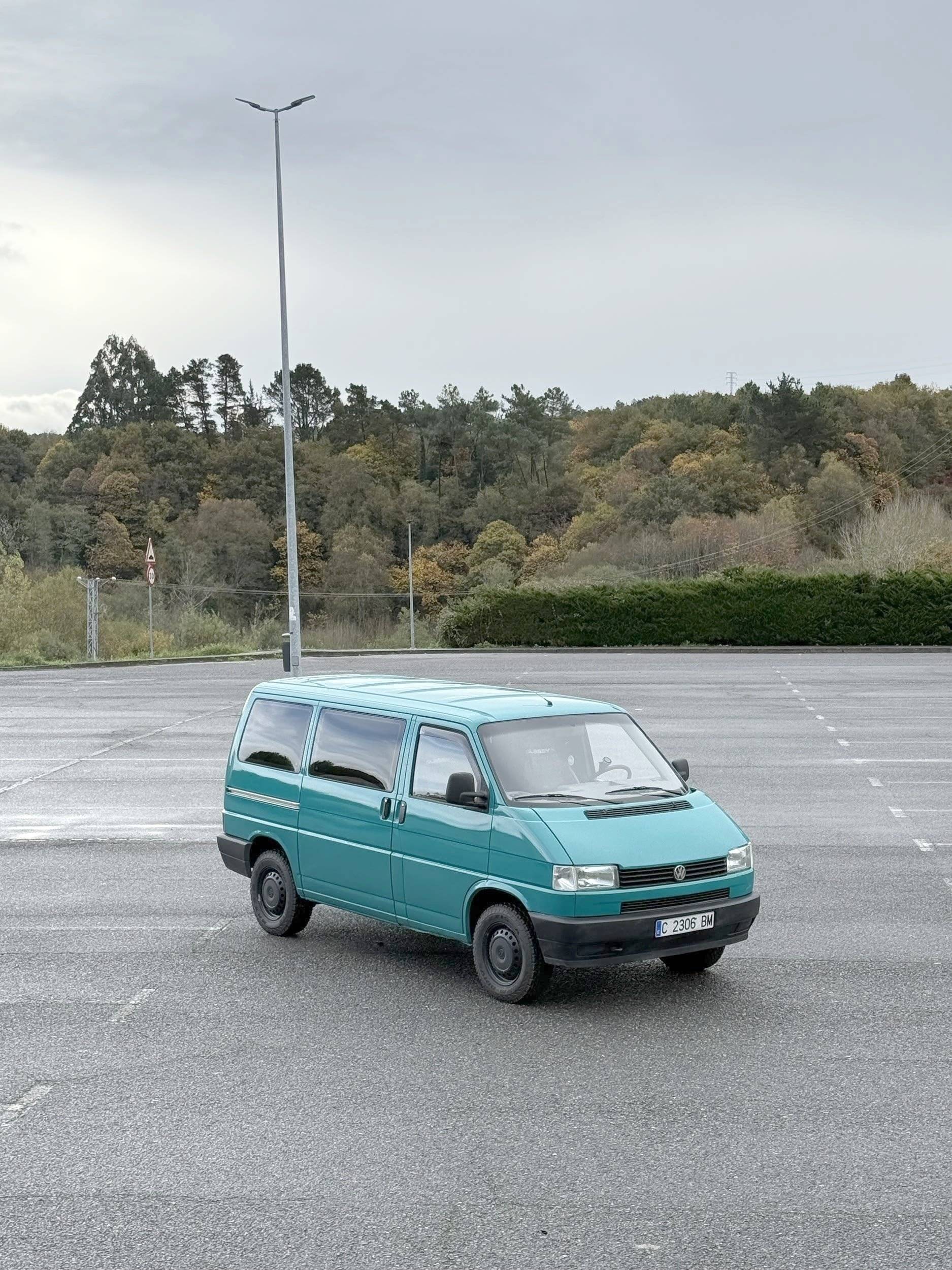 Front view from 3/4 Volkswagen - Yescapa