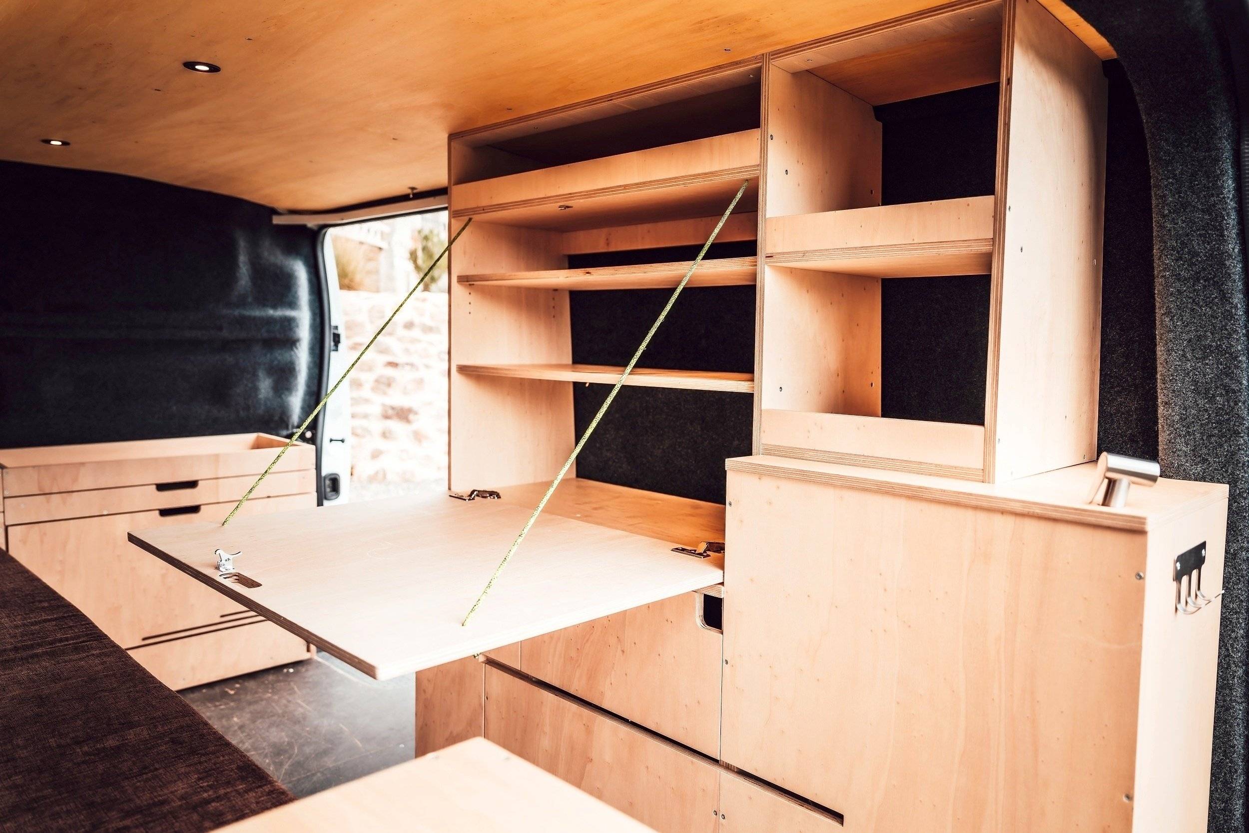 Dining Area Renault RENAULT TRAFIC 3 2.0 DCI 120 - Yescapa