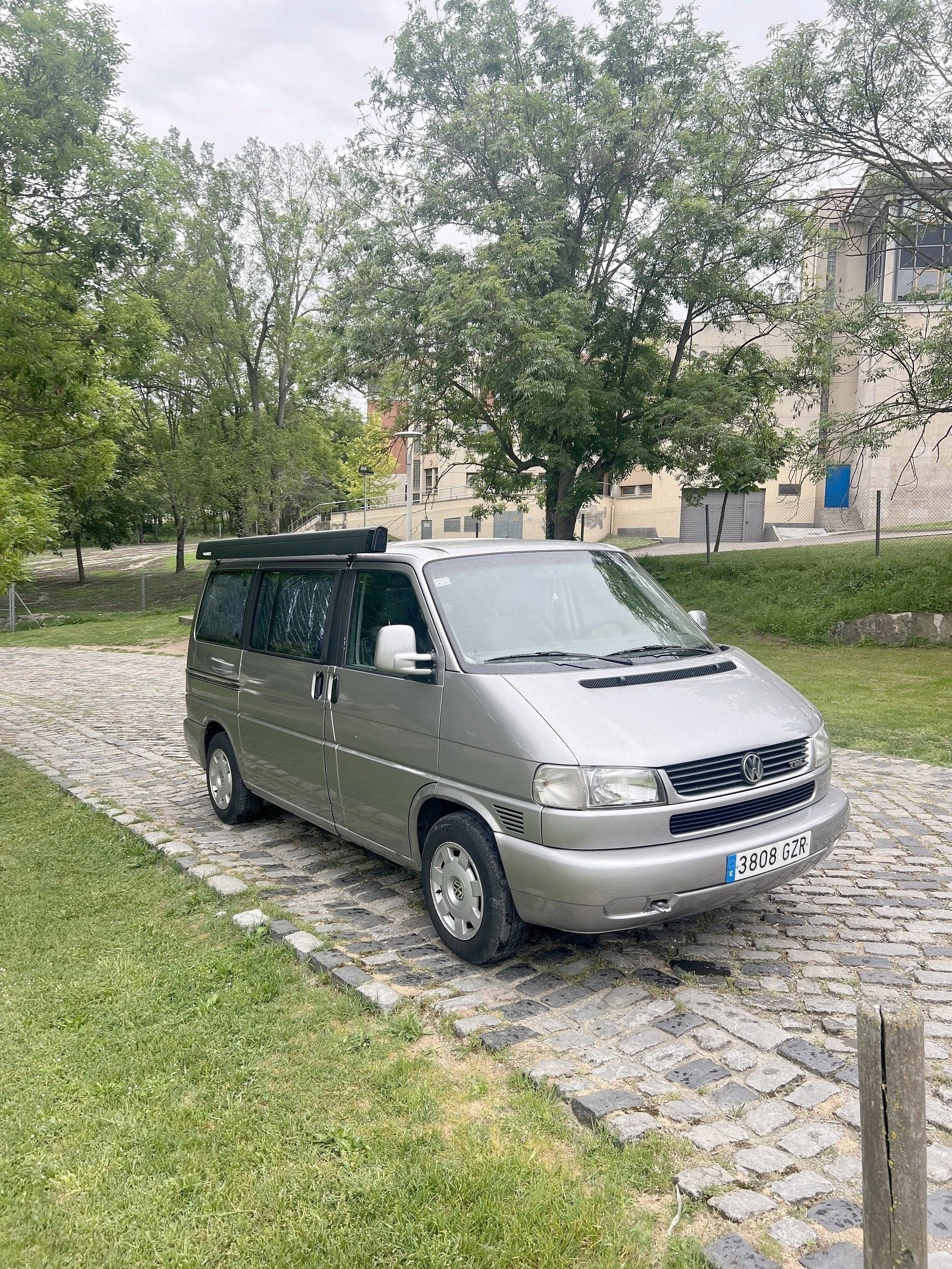 Front view from 3/4 Volkswagen T4 MULTIVAN - Yescapa