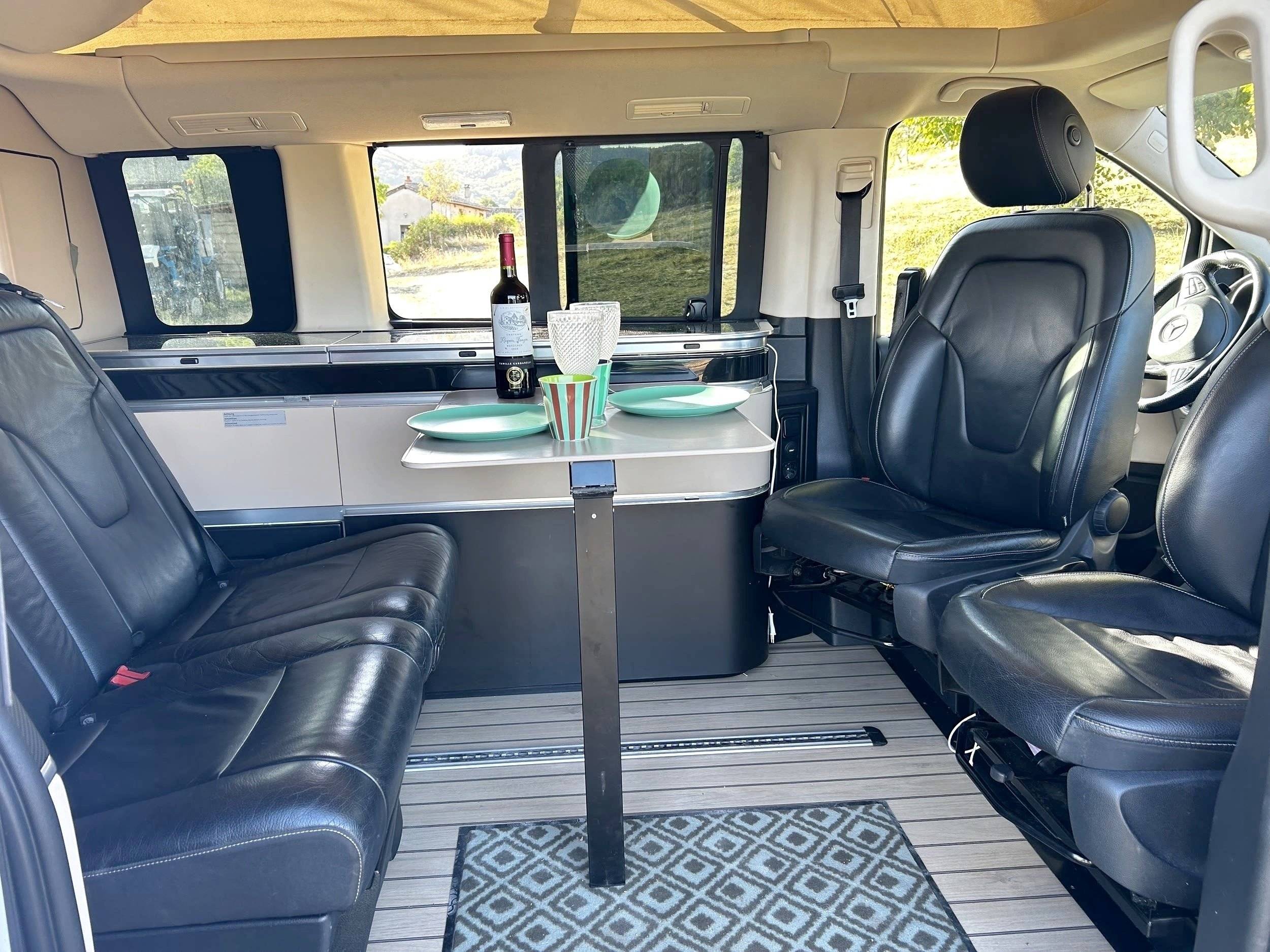 Coin repas Mercedes V 220 CDI - Yescapa