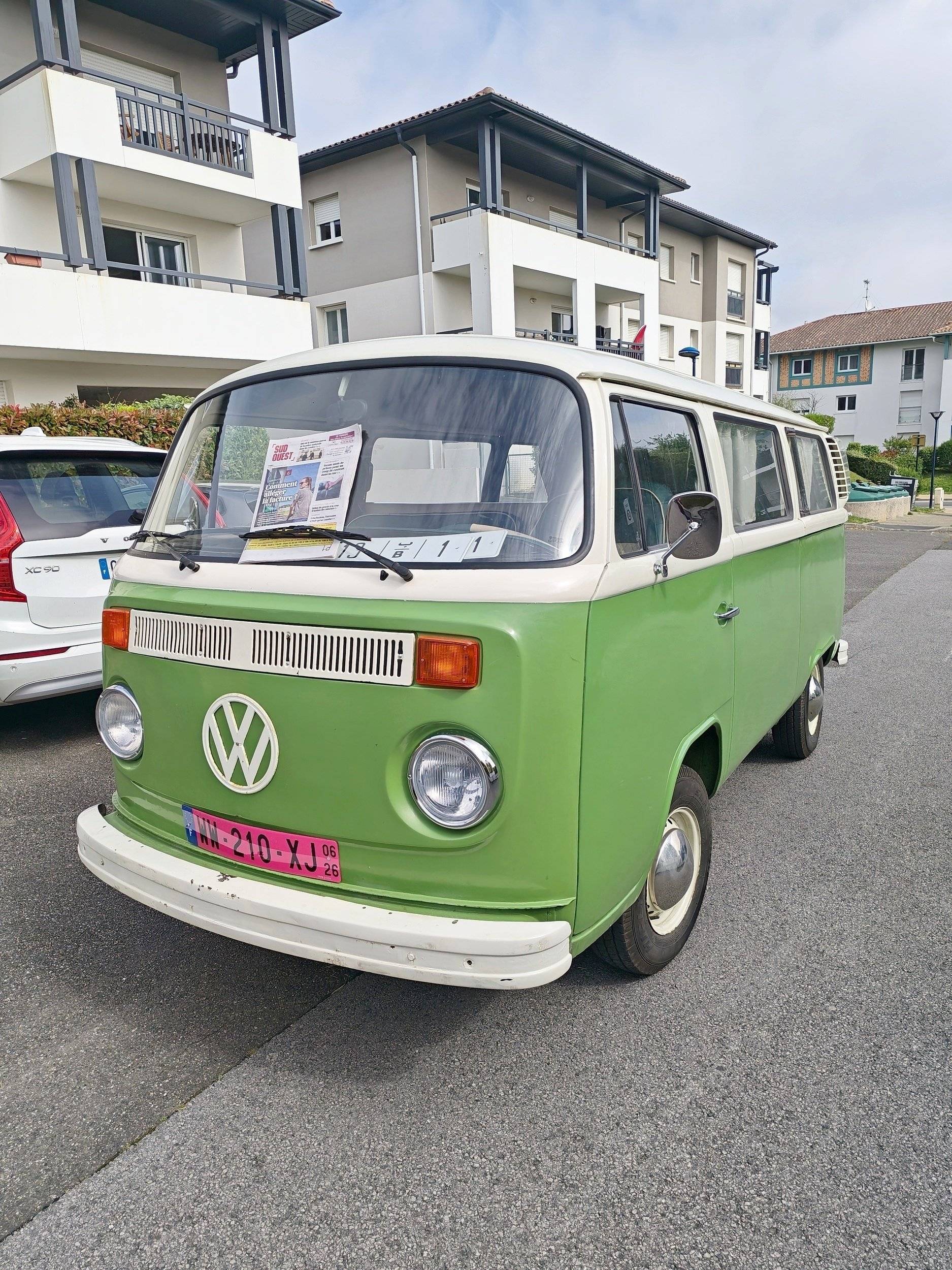Front view from 3/4 Volkswagen Kombi T2 - Yescapa