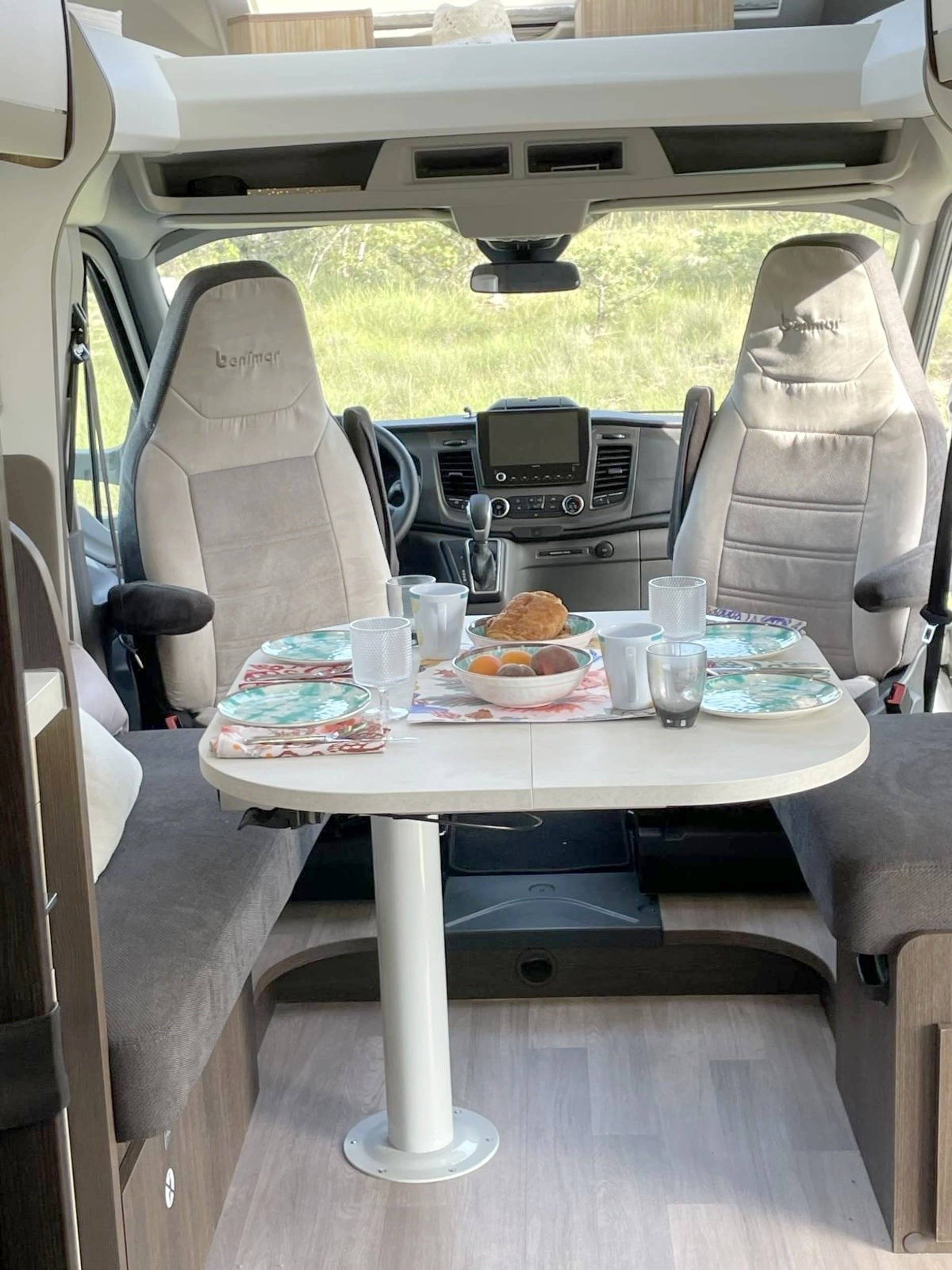 Dining Area Ford FORD Transit 2,0 170 ch - Euro 6 - Yescapa