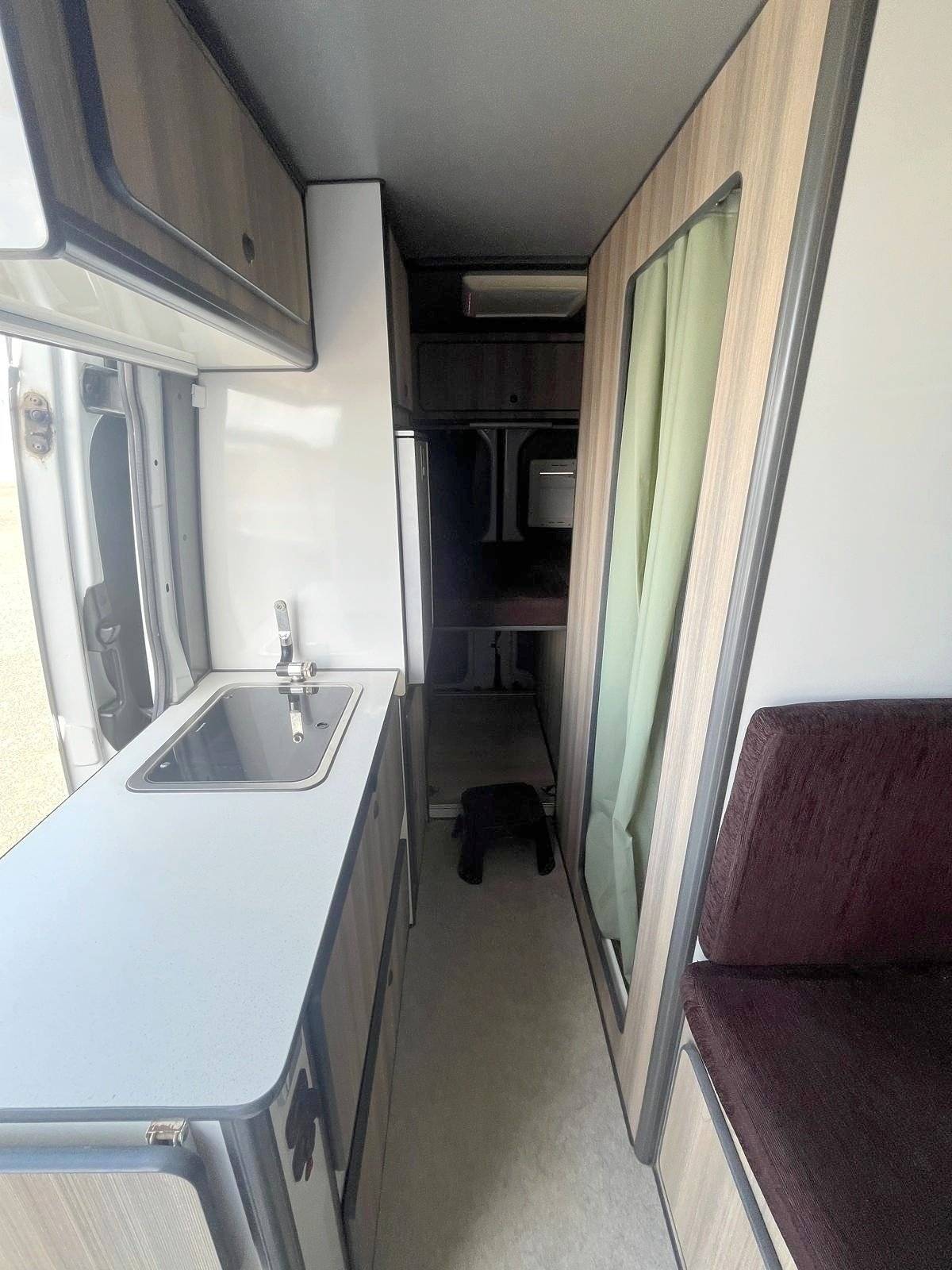 Dining Area Mercedes Sprinter 2,15 l 115 ch - Yescapa