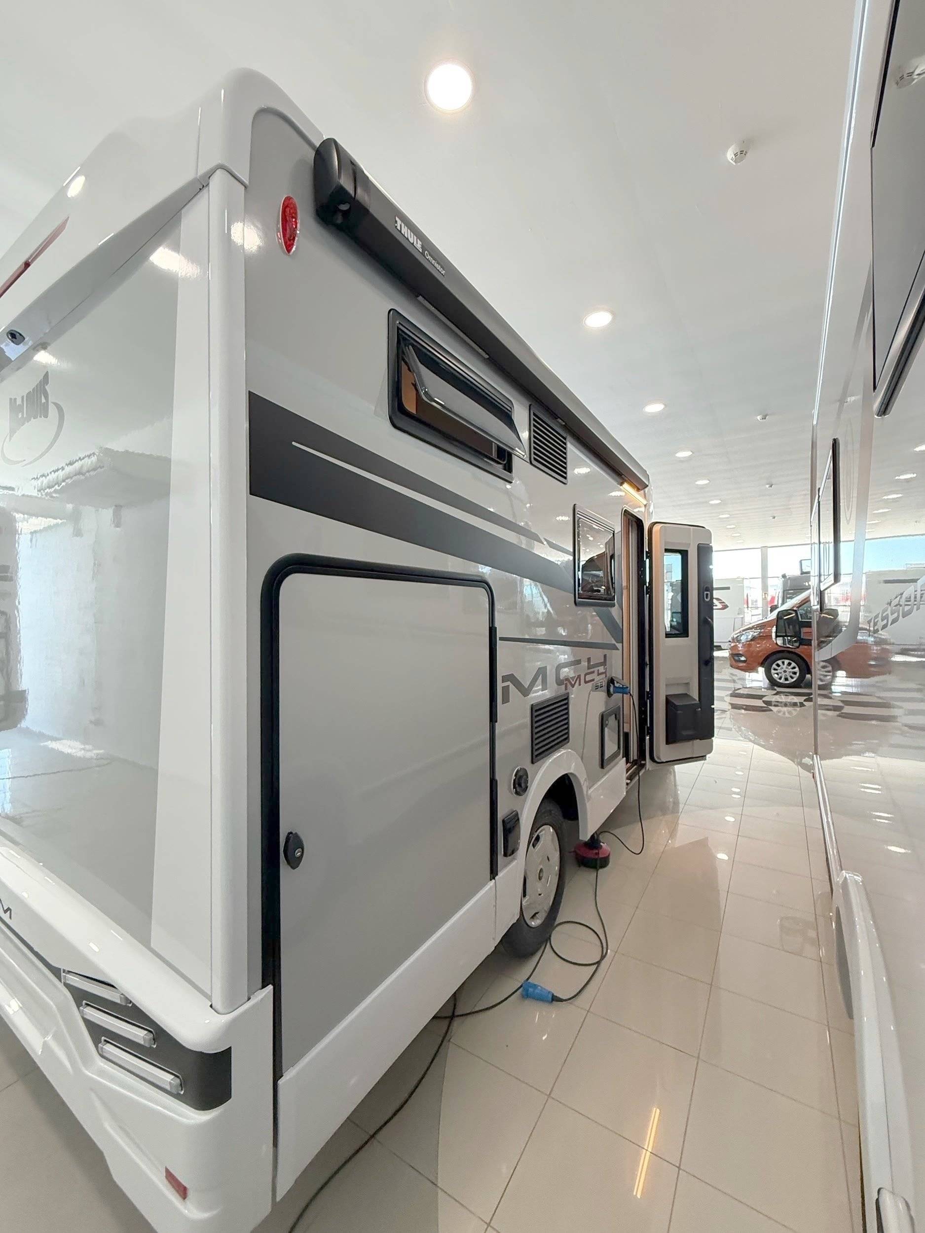 schräge Vorderansicht Ford Ford Transit 165 CV - Yescapa