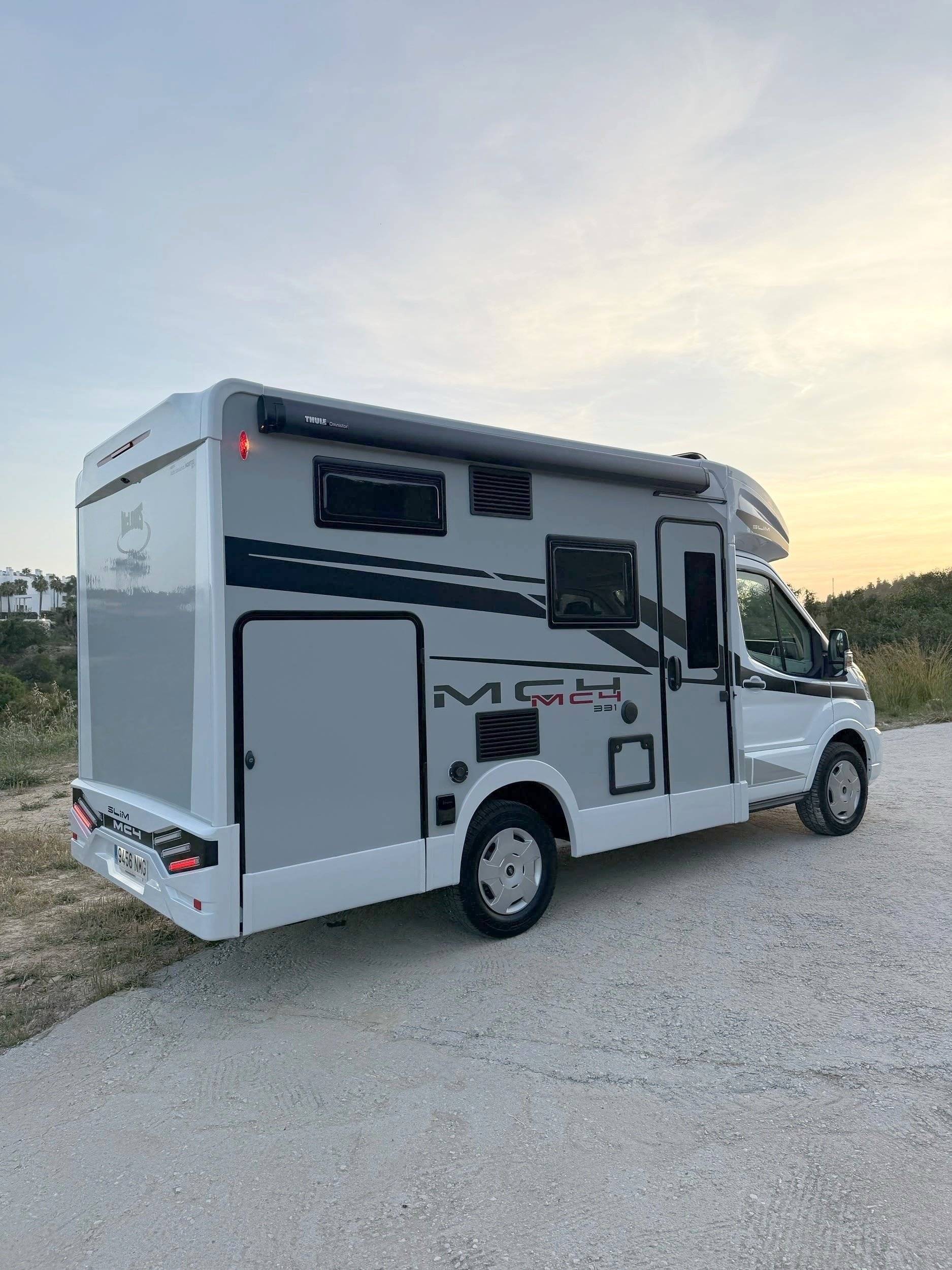 Voorkant 3/4 Ford Ford Transit 165 CV - Yescapa