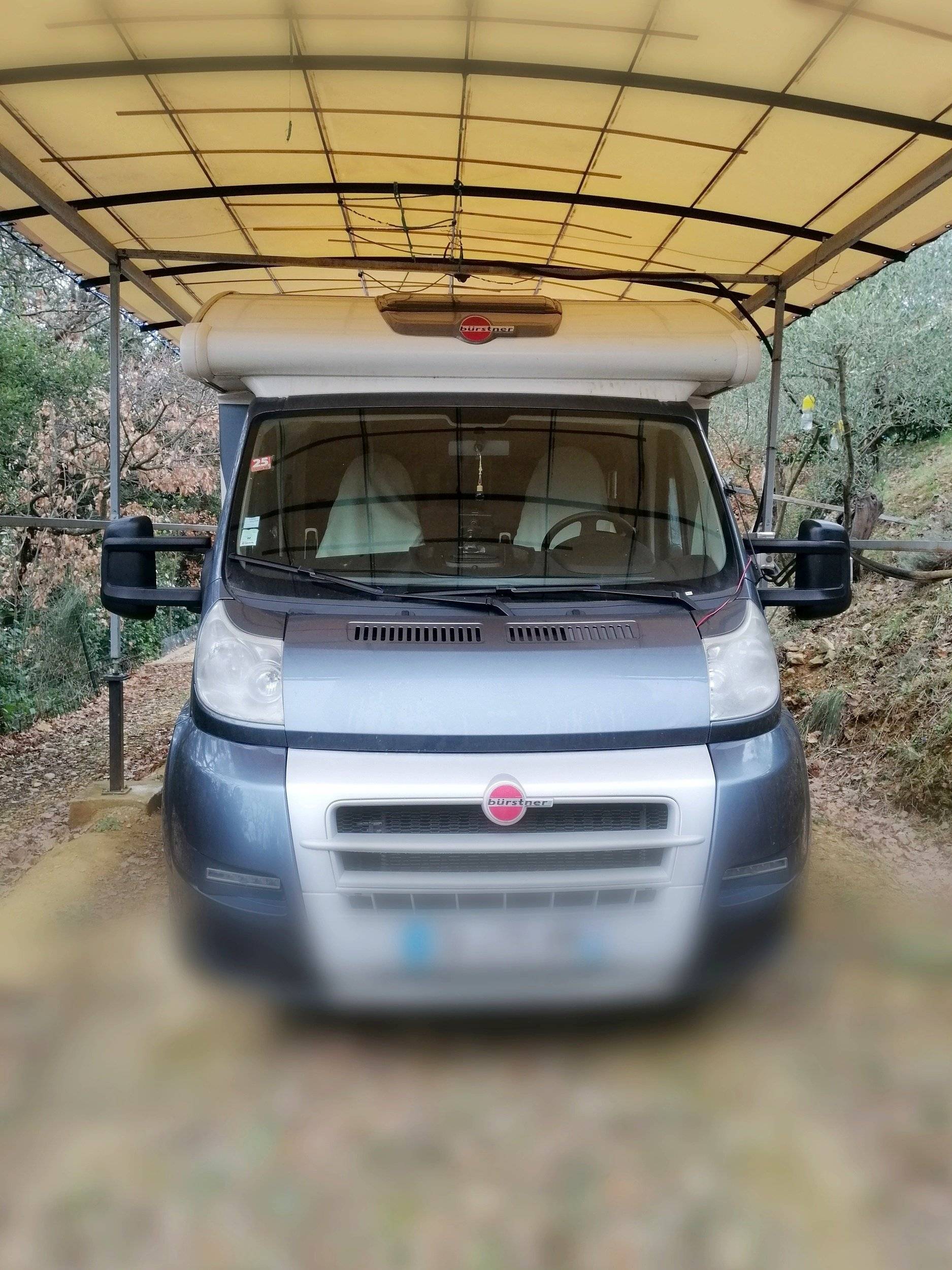 Front view from 3/4 Fiat 2,3 l 130 ch - Yescapa