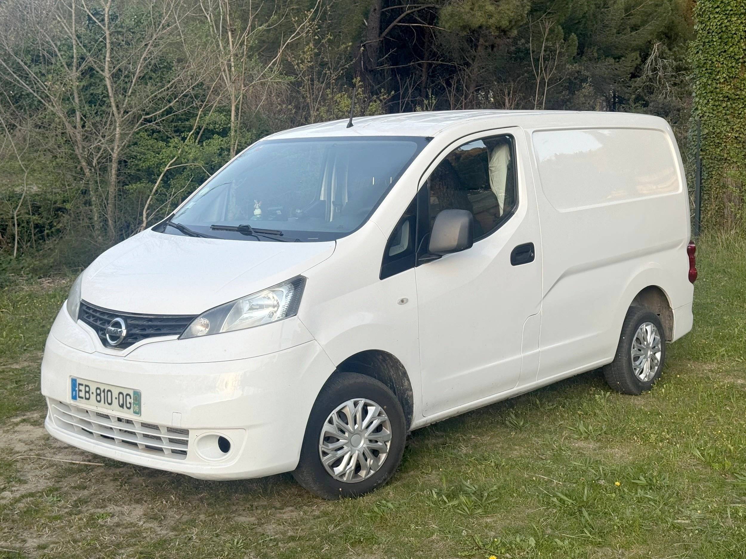 Front view from 3/4 Nissan NV200 - Yescapa