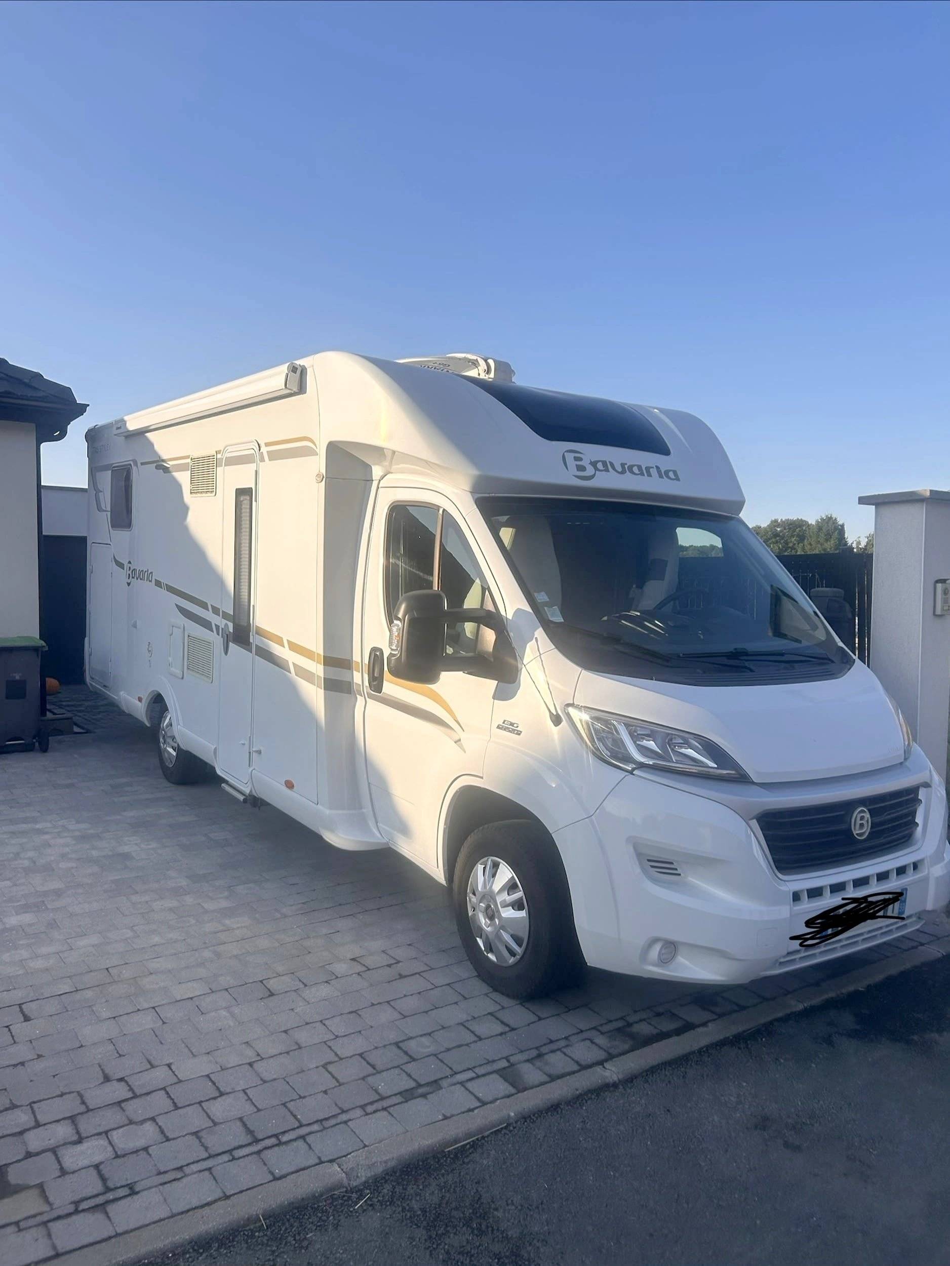 Vista de 3/4 Fiat Ducato 2,3 l 120 ch - Yescapa