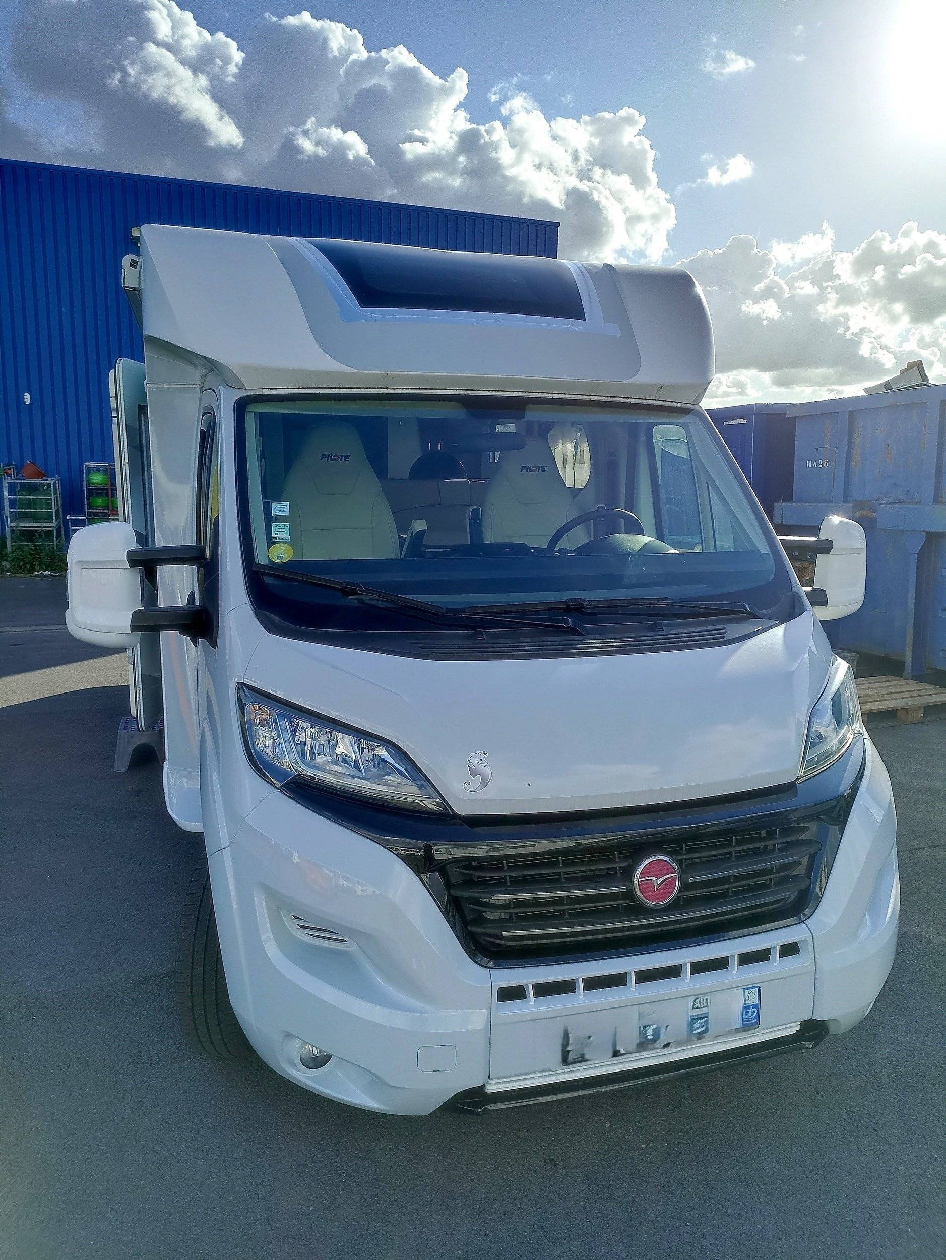 schräge Vorderansicht  - Yescapa