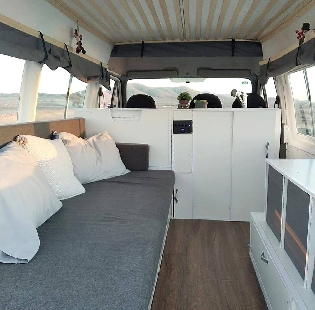 Vista frontale a ¾ Ford FORD TRANSIT - Yescapa