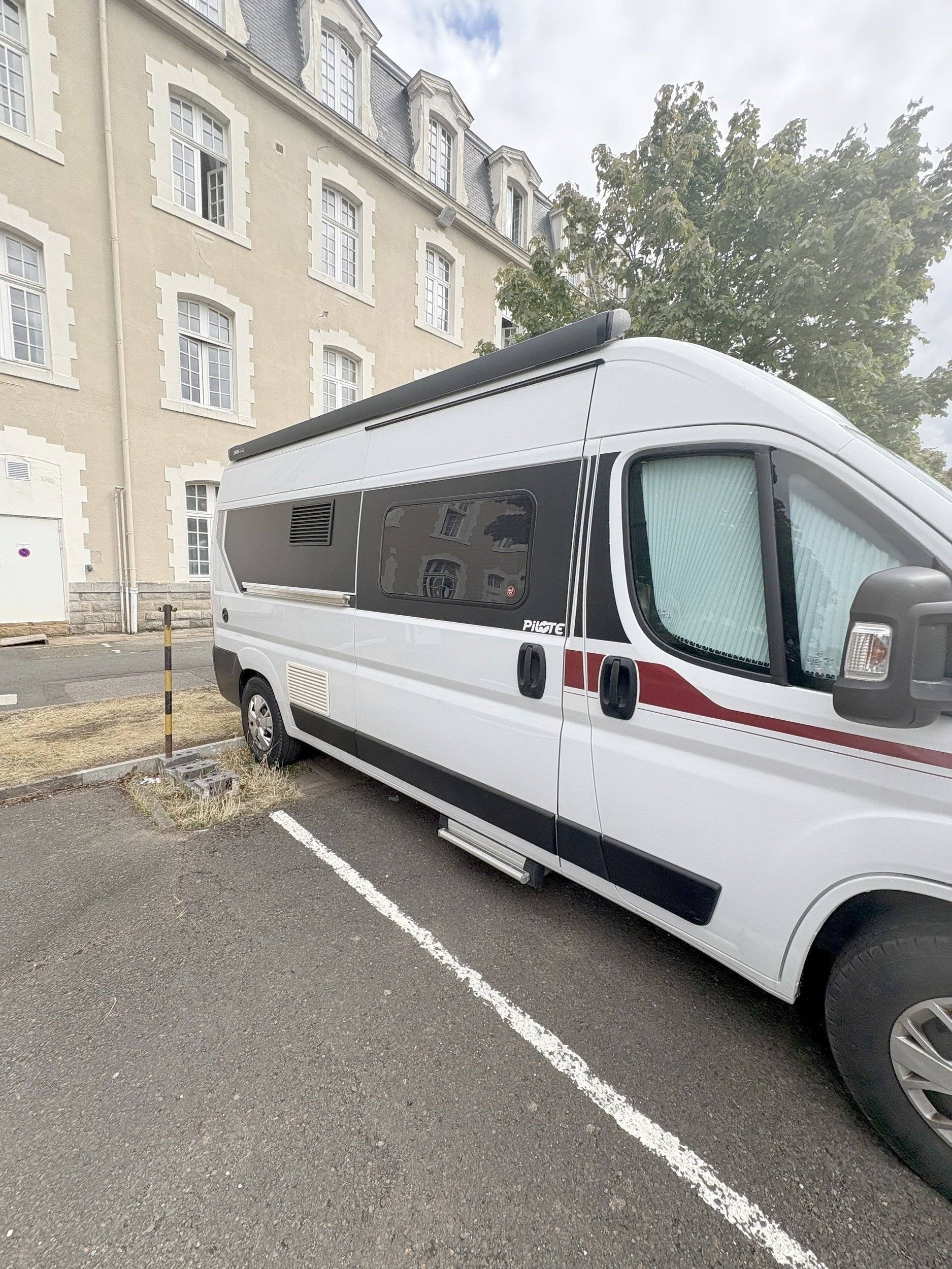 Front view from 3/4 Fiat Fiat Ducato, 2.3 l 140 Multijet, Euro 6d-Temp - Yescapa