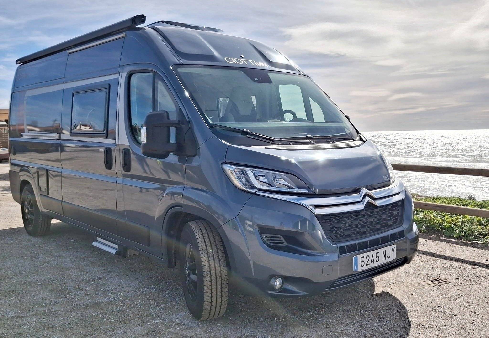 Front view from 3/4 Citroën - Yescapa