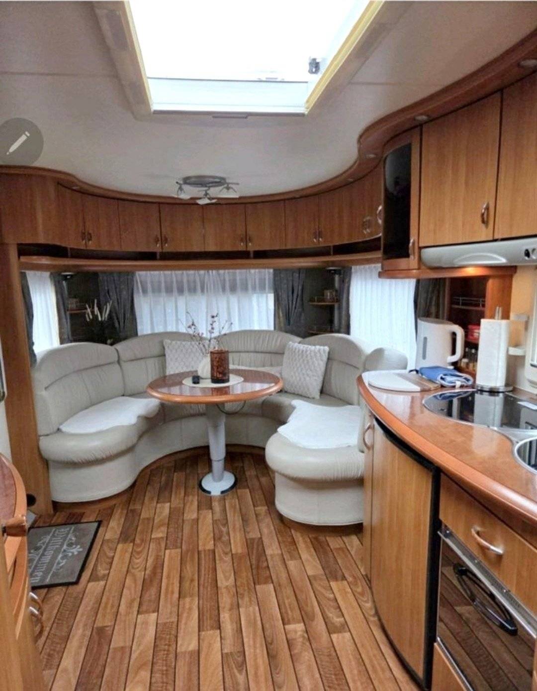 Dining Area Hobby - Yescapa